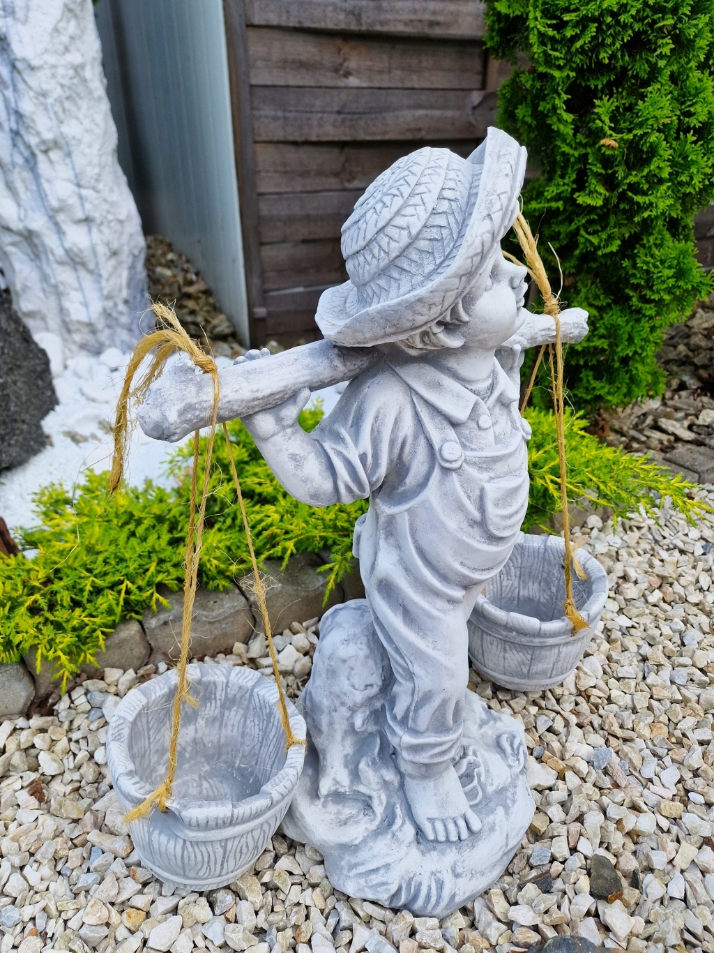 FIGURKA BETONOWA CHŁOPIEC W KAPELUSZU Z JUKAMI Producent inna