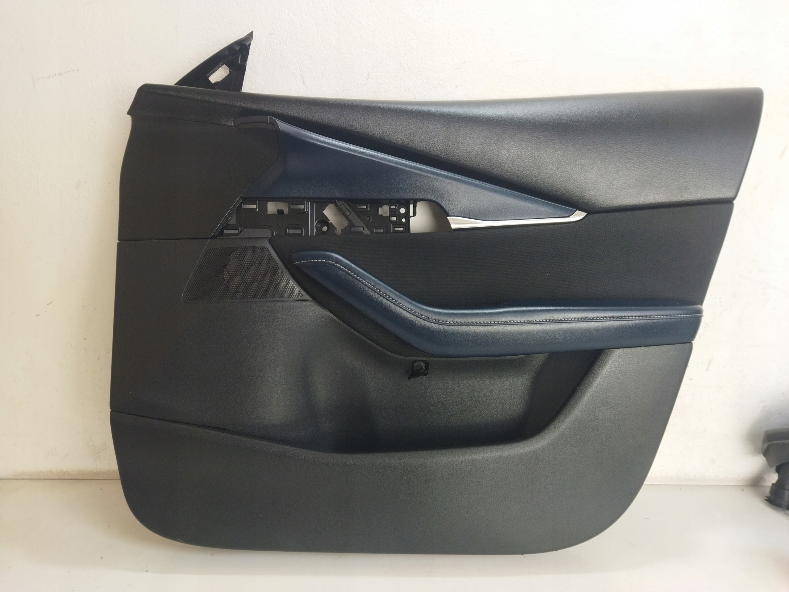 mazda CX30 правый передний обивка DGH96843Z