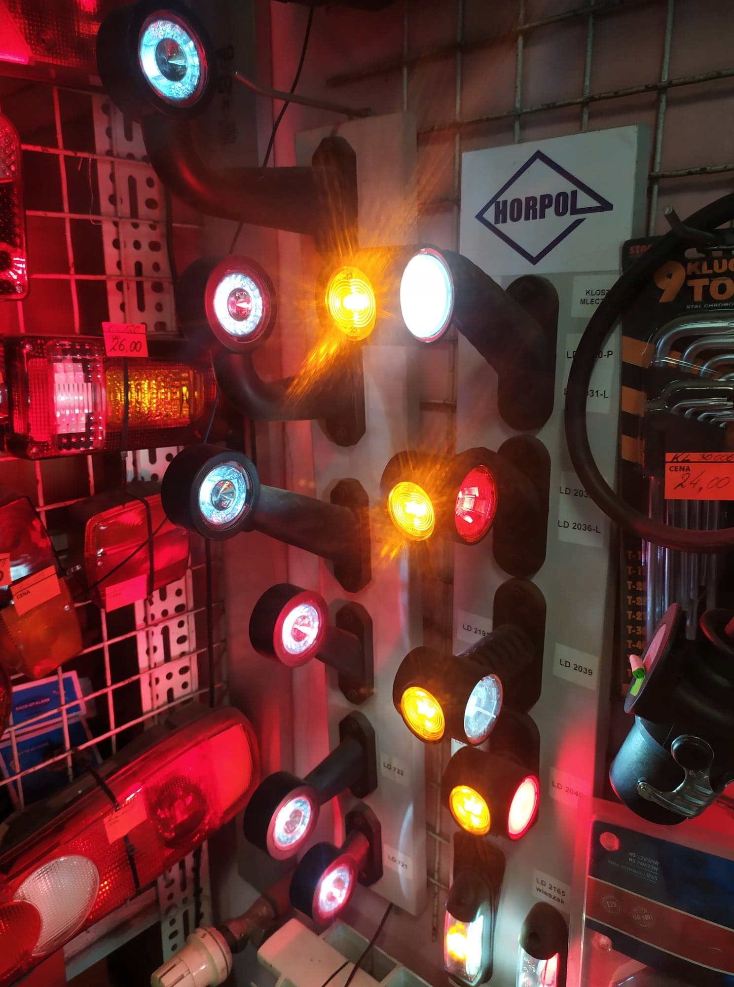 LAMPA OBRYSOWA BIAŁA LED NAROŻNA PRZYCZEPKA Informacje dodatkowe żarówki w zestawie