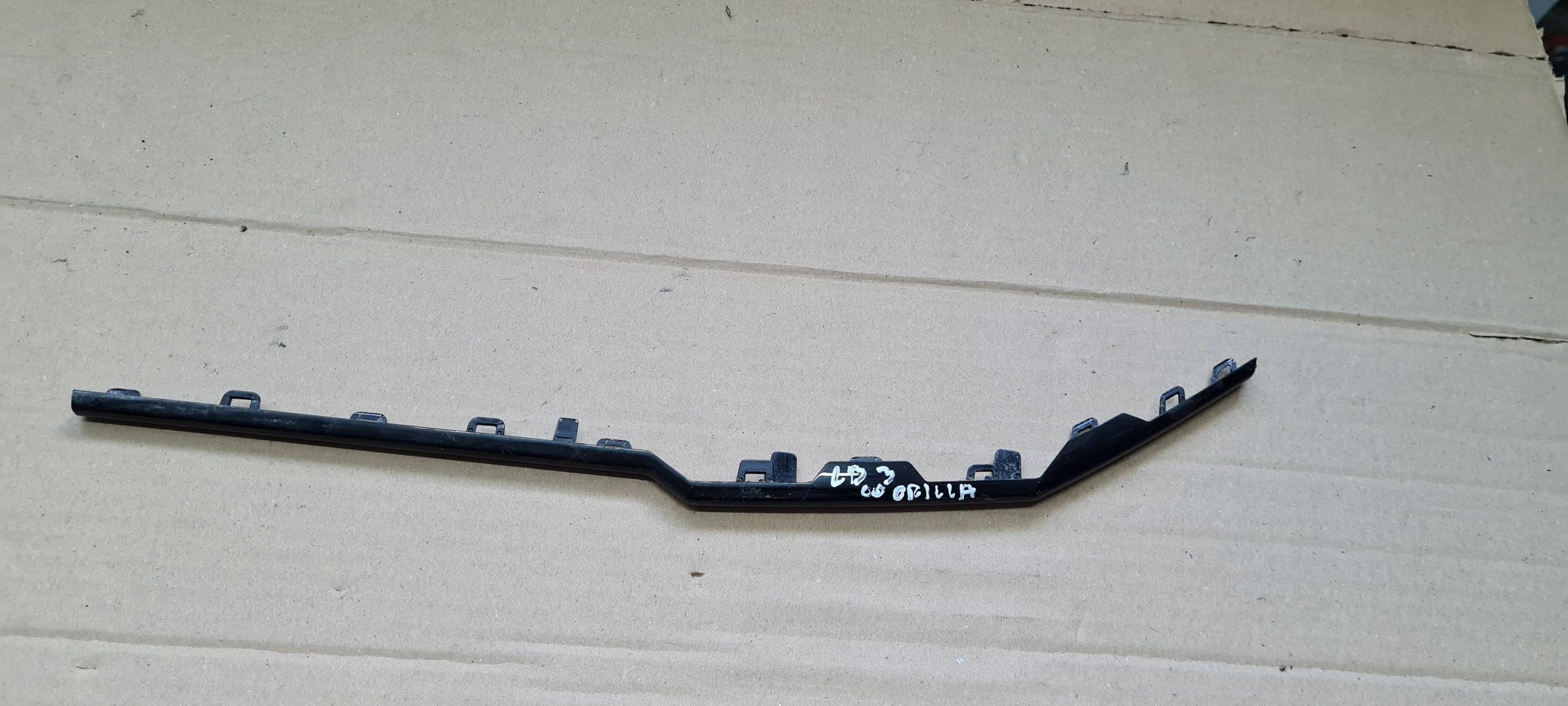 AUDI Q3 83A DEKOR cap GRILLA SLINE left side OD ZNACZKA 83A853651B