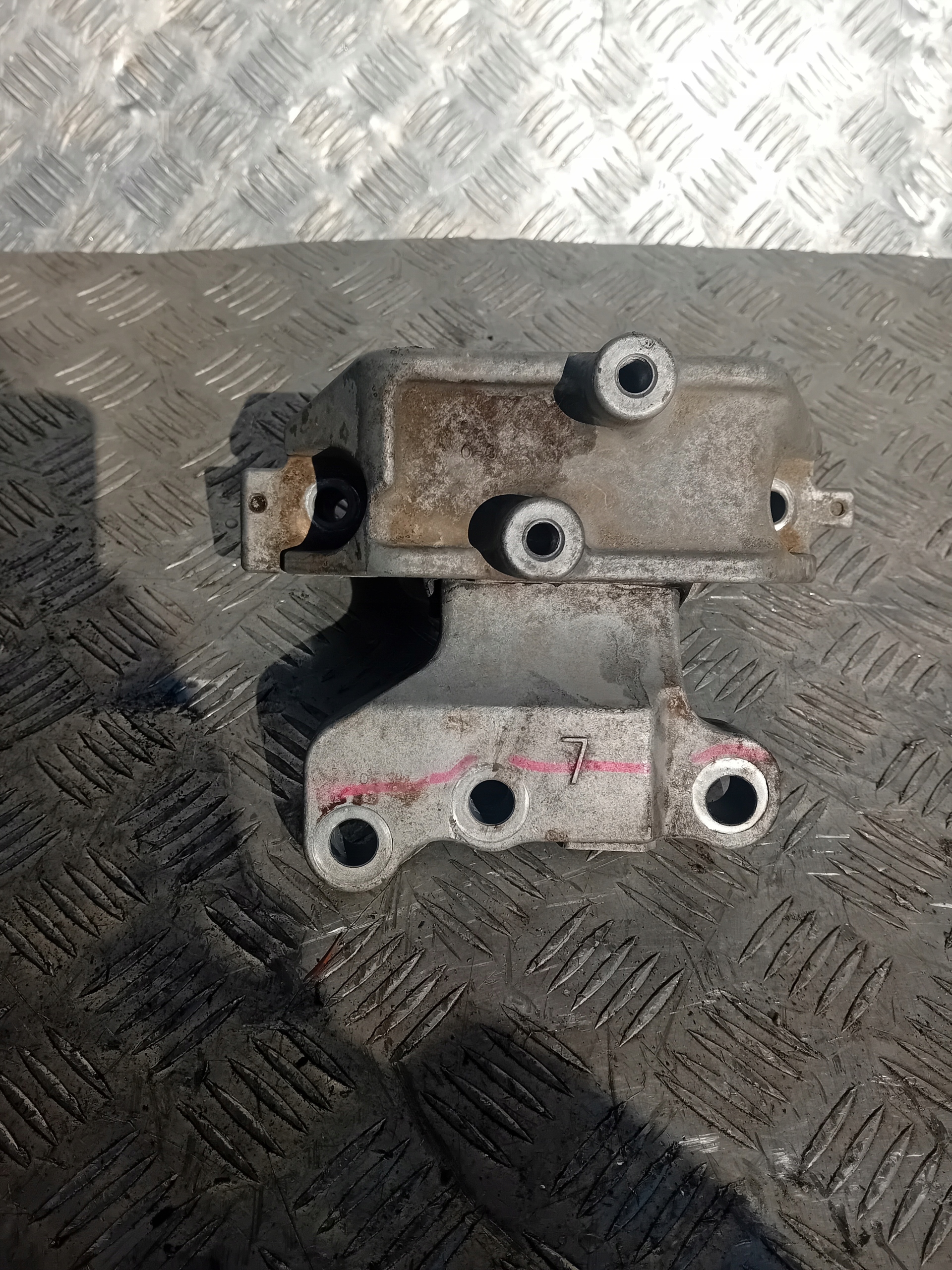 Outlander III РЕСТАЙЛИНГ 2.4PHEV подушка Двигателя левый