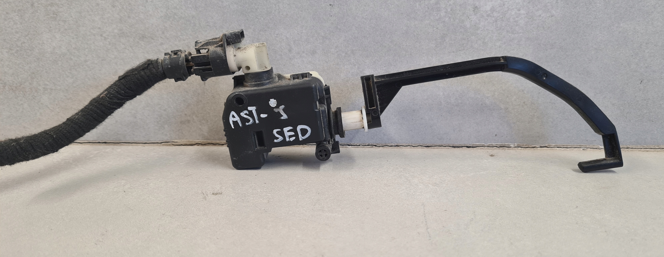 SIŁOWNIK KLAPKI WLEWU PALIWA ASTRA IV J SEDAN ORYGINAŁ