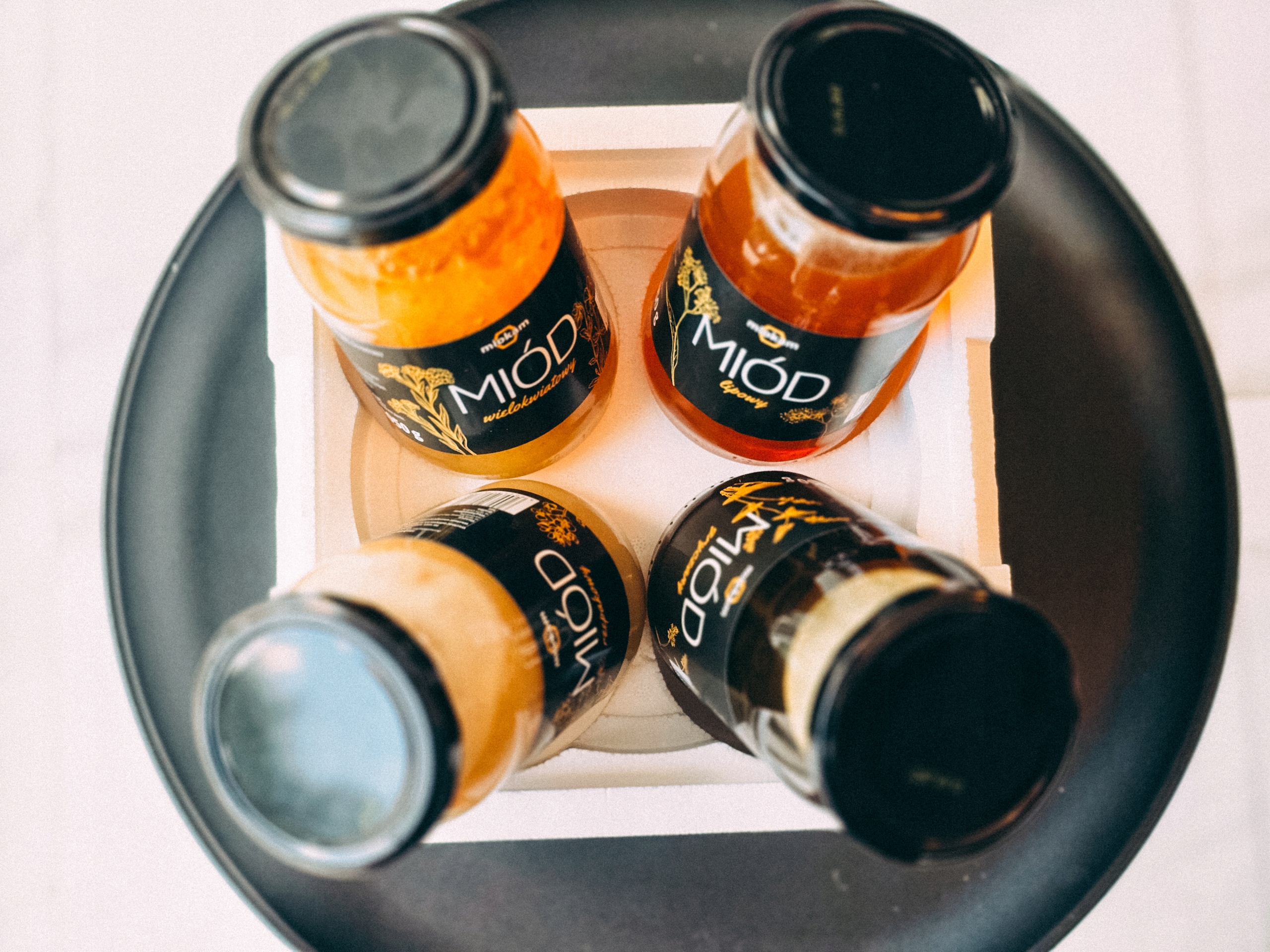 Levně Dárkový koš 4x přírodní med Vícekvětový Lipový Pohankový Řepkový