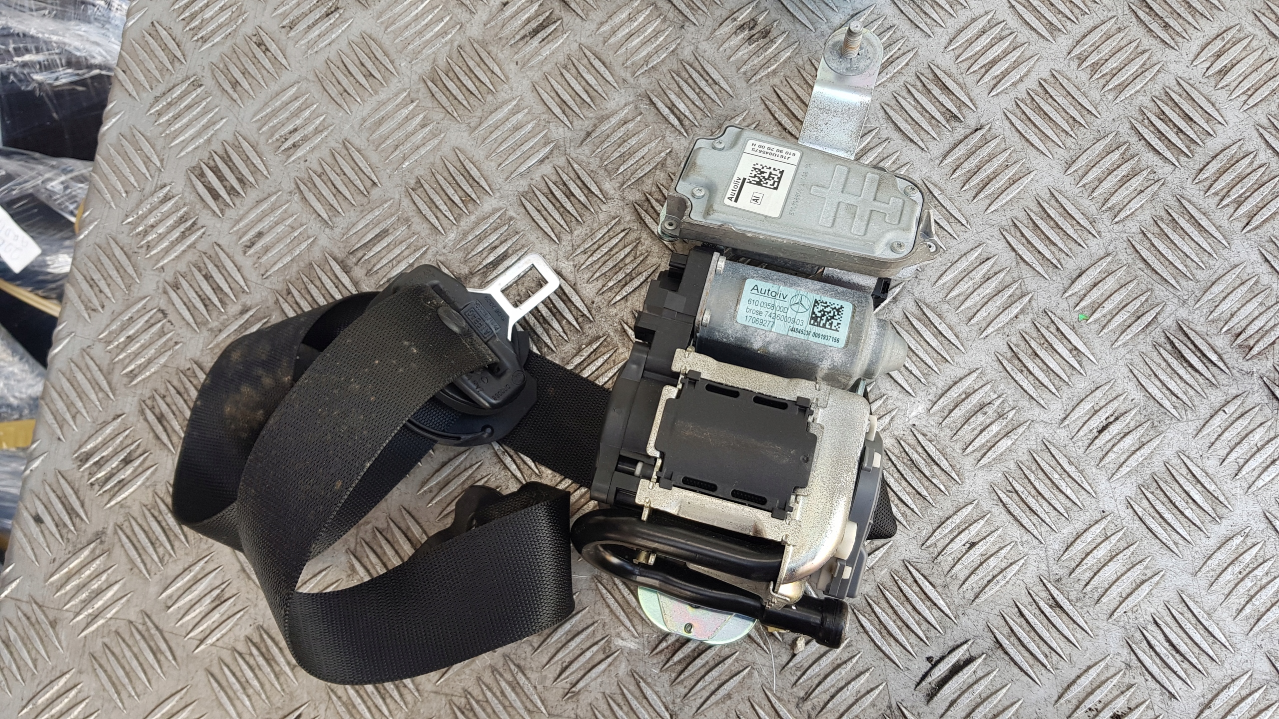MERCEDES W212 tension belt safety left front 610035800d