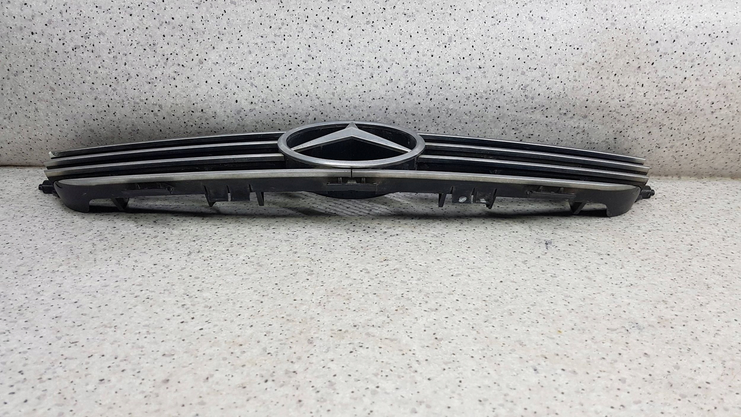 MERCEDES CLK A209 C209 2003 - Grill Grill A2098800183