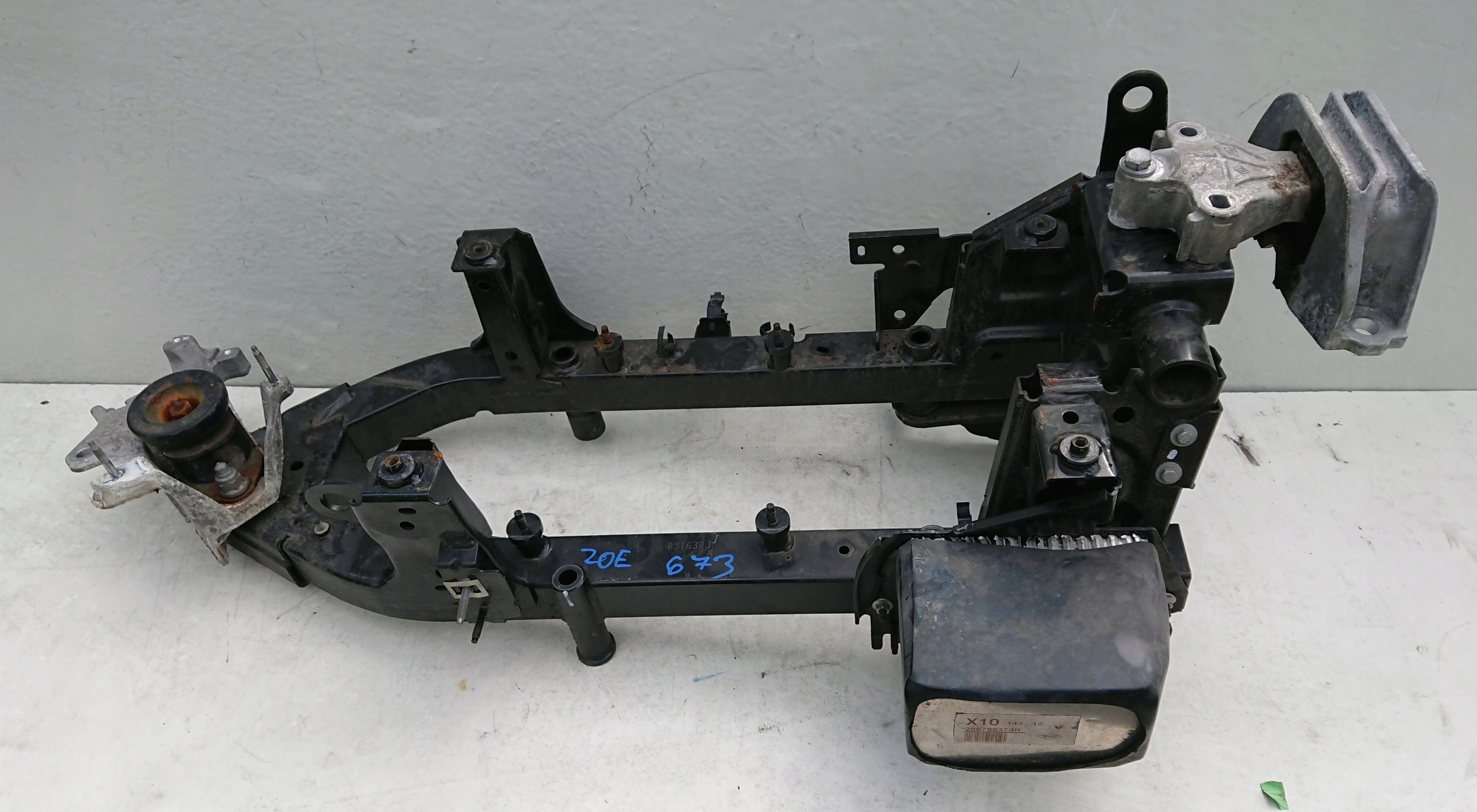 Renault Zoe subframe axle beam holder of the engine upper