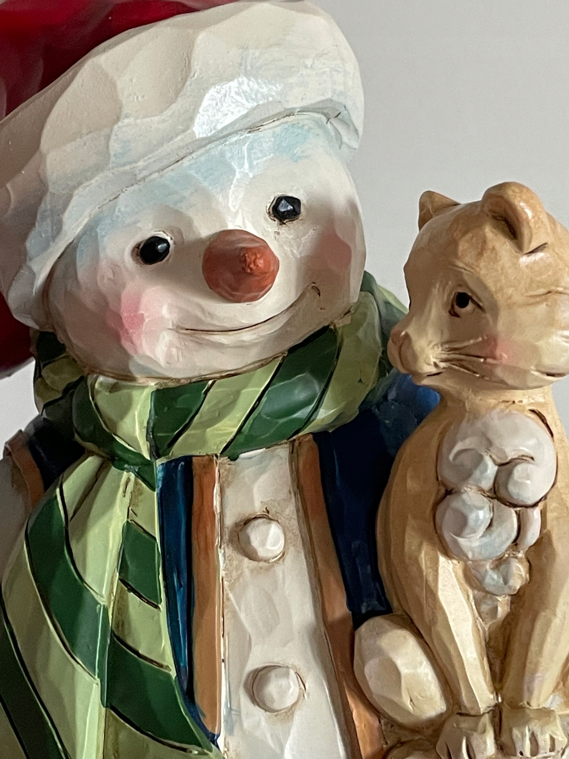 Świąteczny bałwanek z kotkiem i myszką Jim Shore Wysokość produktu 21.5 cm