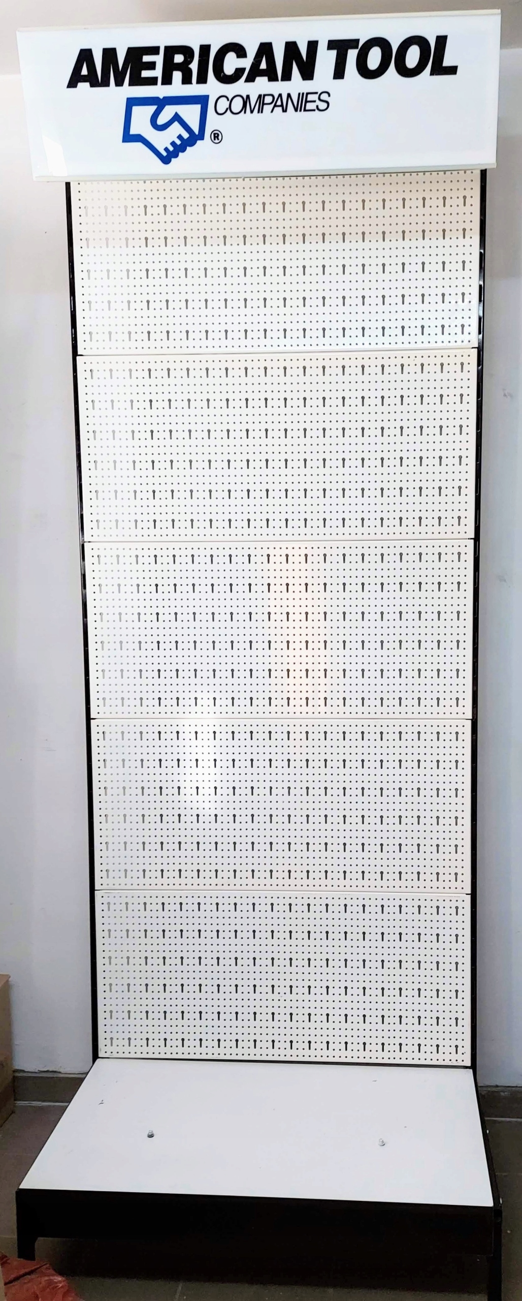 МЕТАЛЕВИЙ ПЕРФОРОВАНИЙ СТЕЛАЖ ДЛЯ ВИСТАВКИ ТОВАРІВ