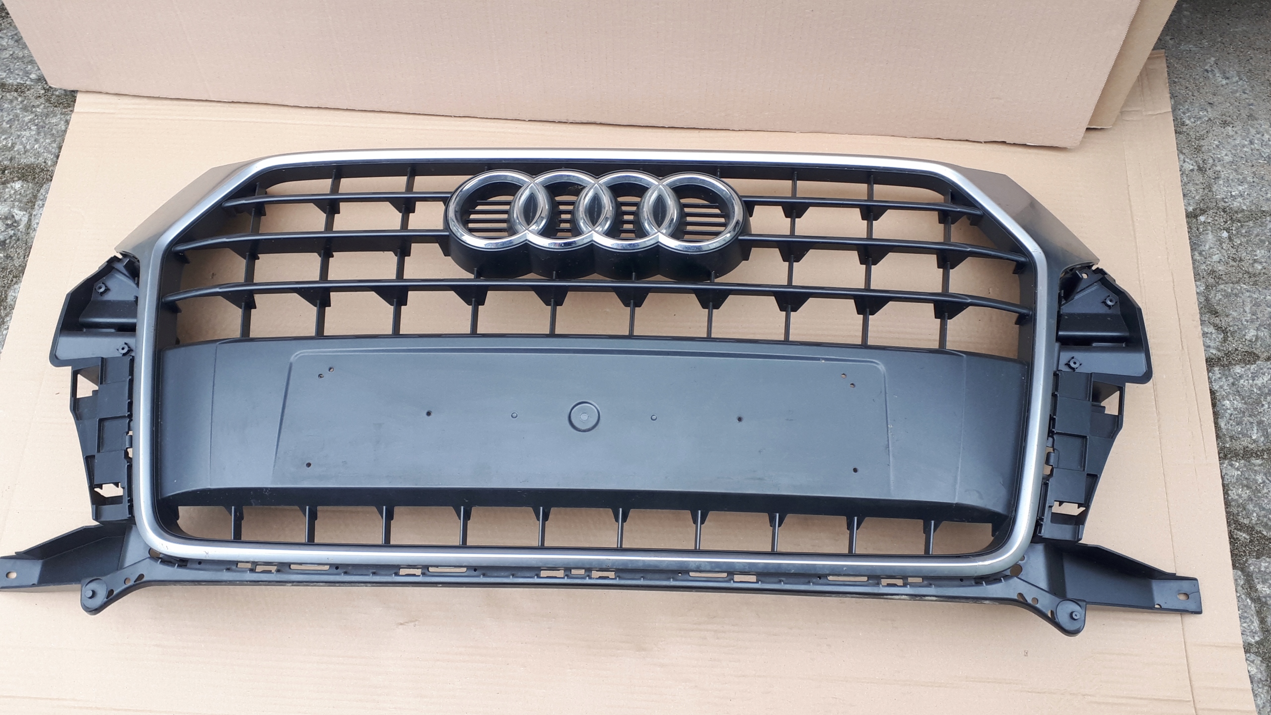 Audi Q3 Kühlergrill FRONTGRILL Kühlergitter 8U0853653M - Thumbnail 1