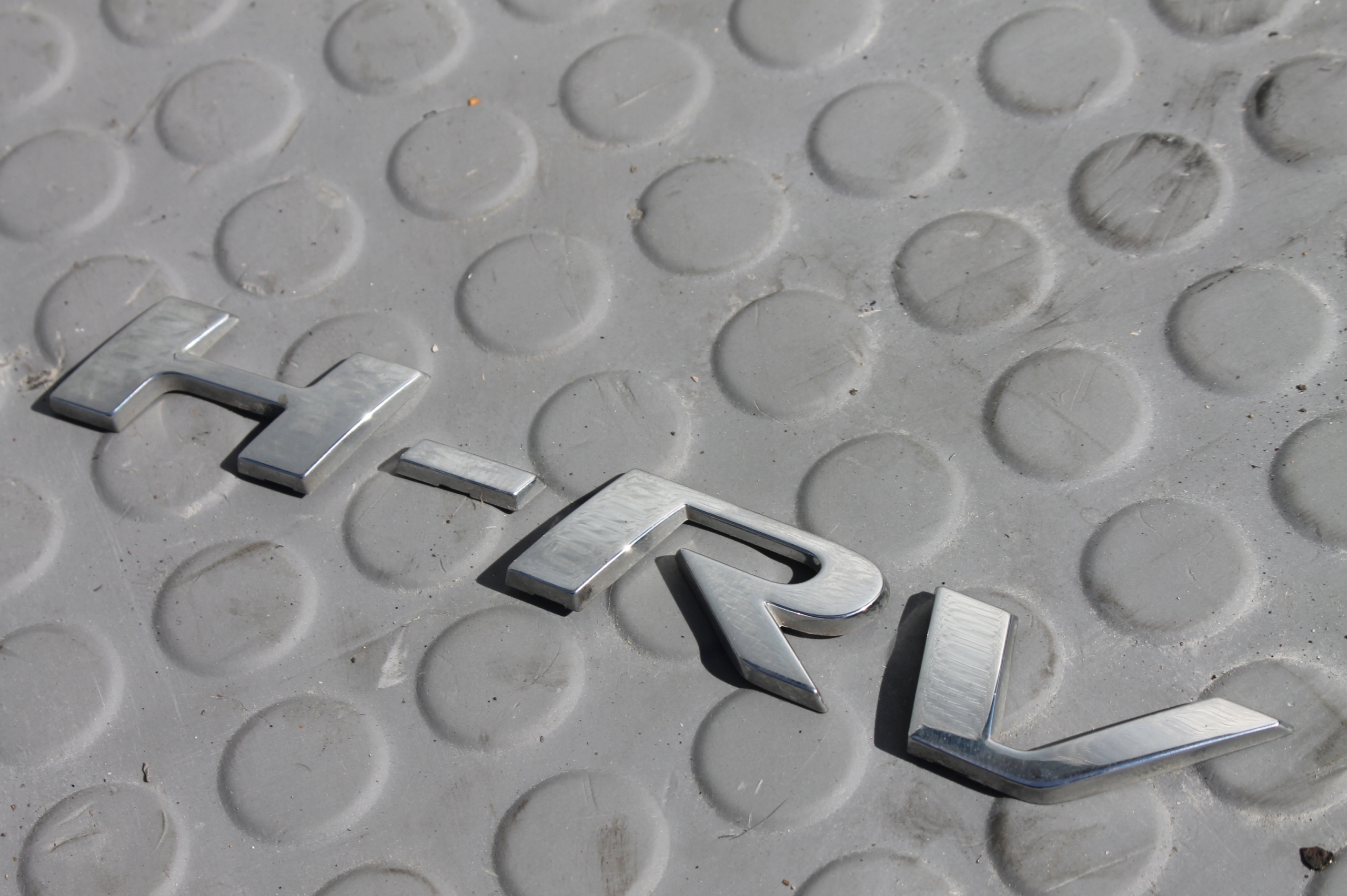 ZNACZEK EMBLEMAT NAPIS KLAPY BAGAŻNIKA TYŁ HONDA HR-V II 15-21 Numer katalogowy części NAPIS NA KLAPĘ