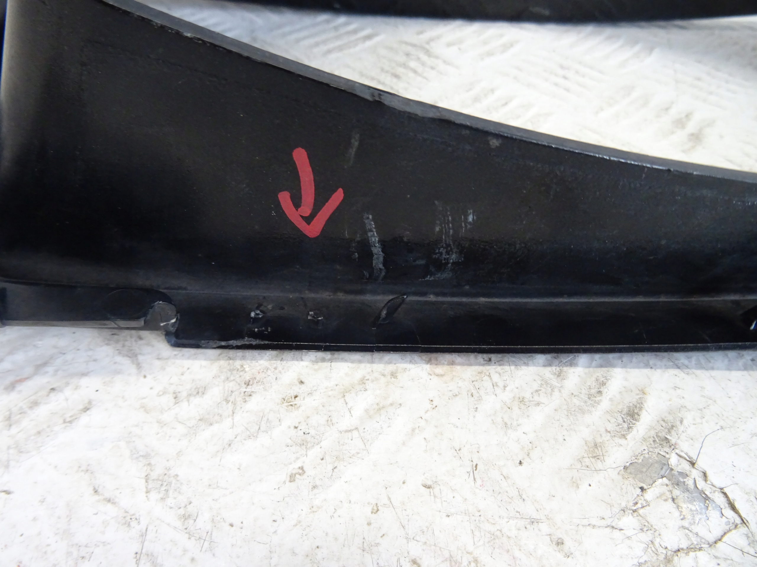 moulding below LAMPE front front LAND ROVER DEFENDER L663 L8B2-13C025-A