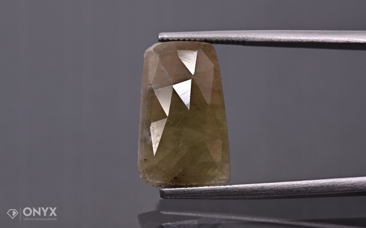 Safír fasetovaná nepravidelná rozeta 16,5x10,5 mm