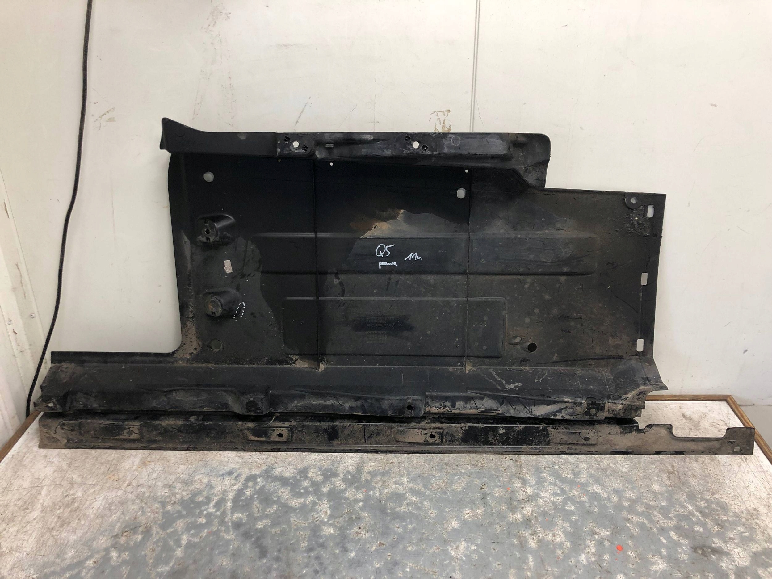 Blende Abdeckung Unterfahrschutz rechts AUDI Q5 8R0825208C