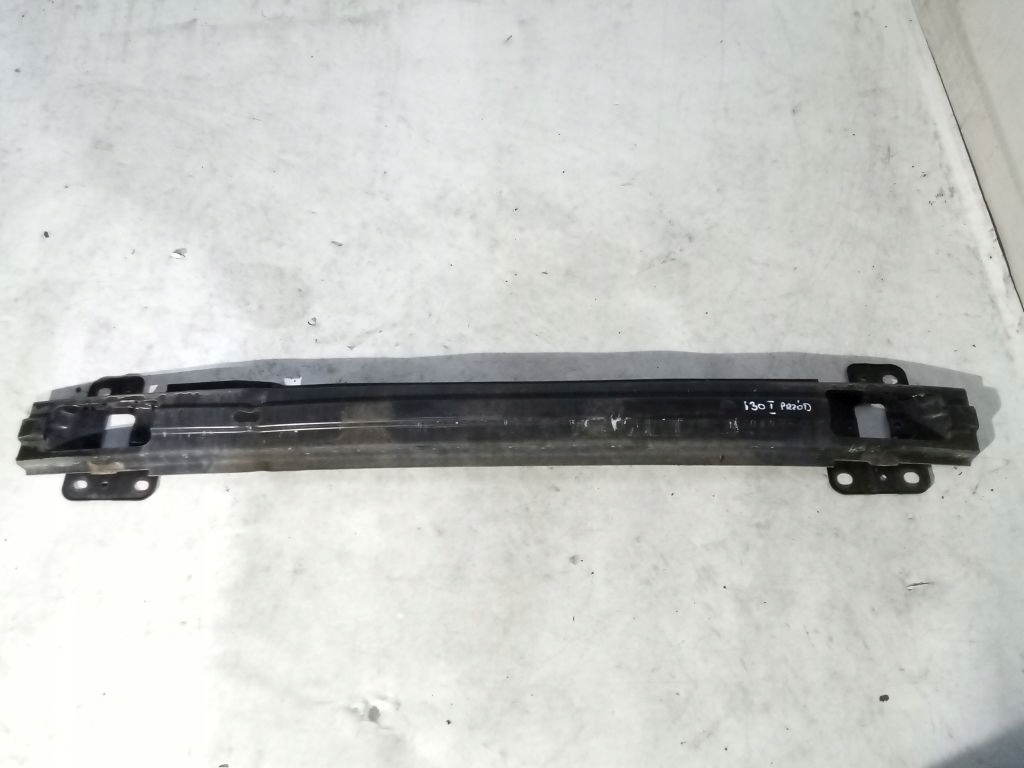 Hyundai i30 and sider below bumper front
