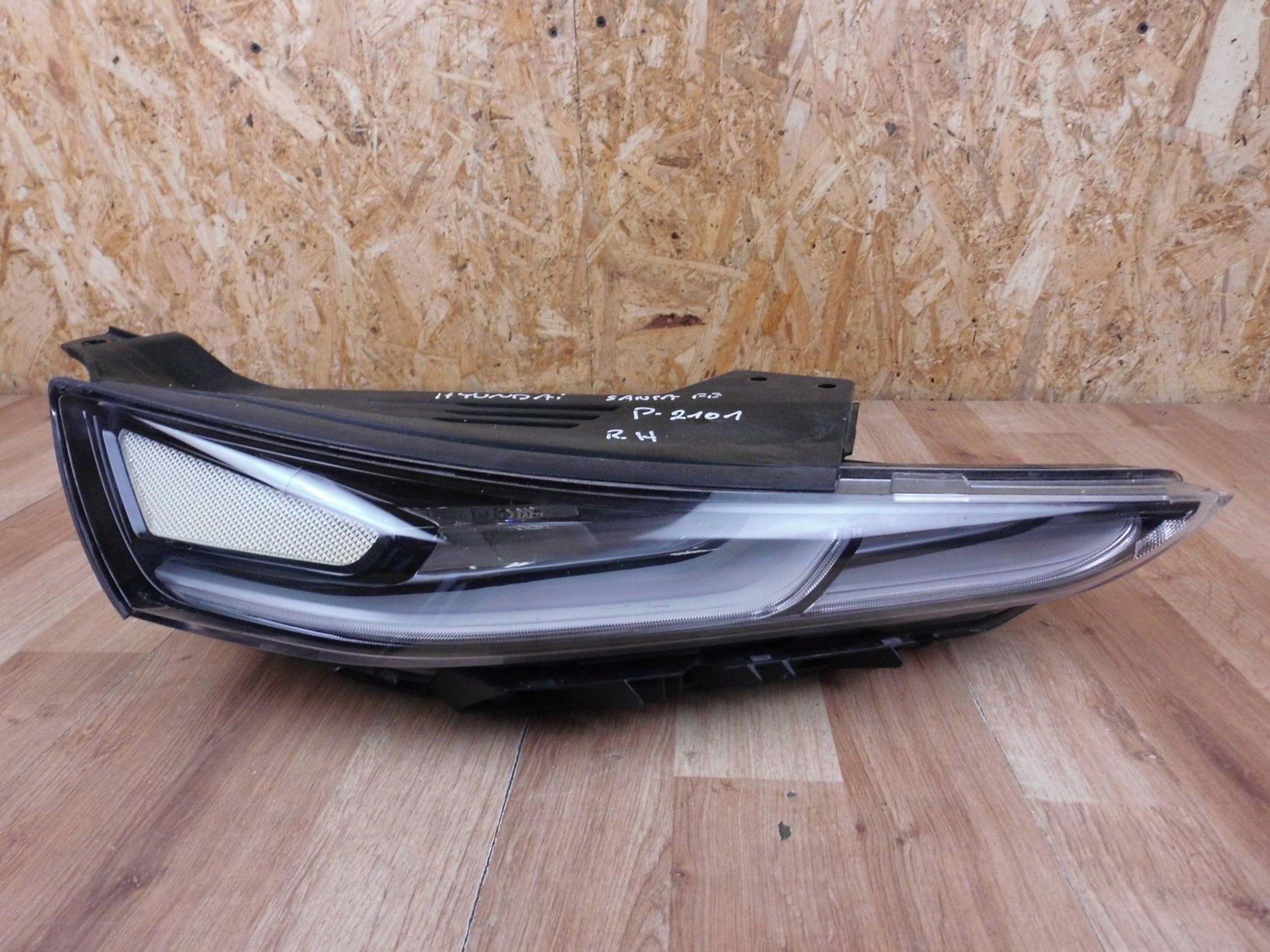 Hyundai Santa Fe IV 2018-2020 light dzienna front front right DRL