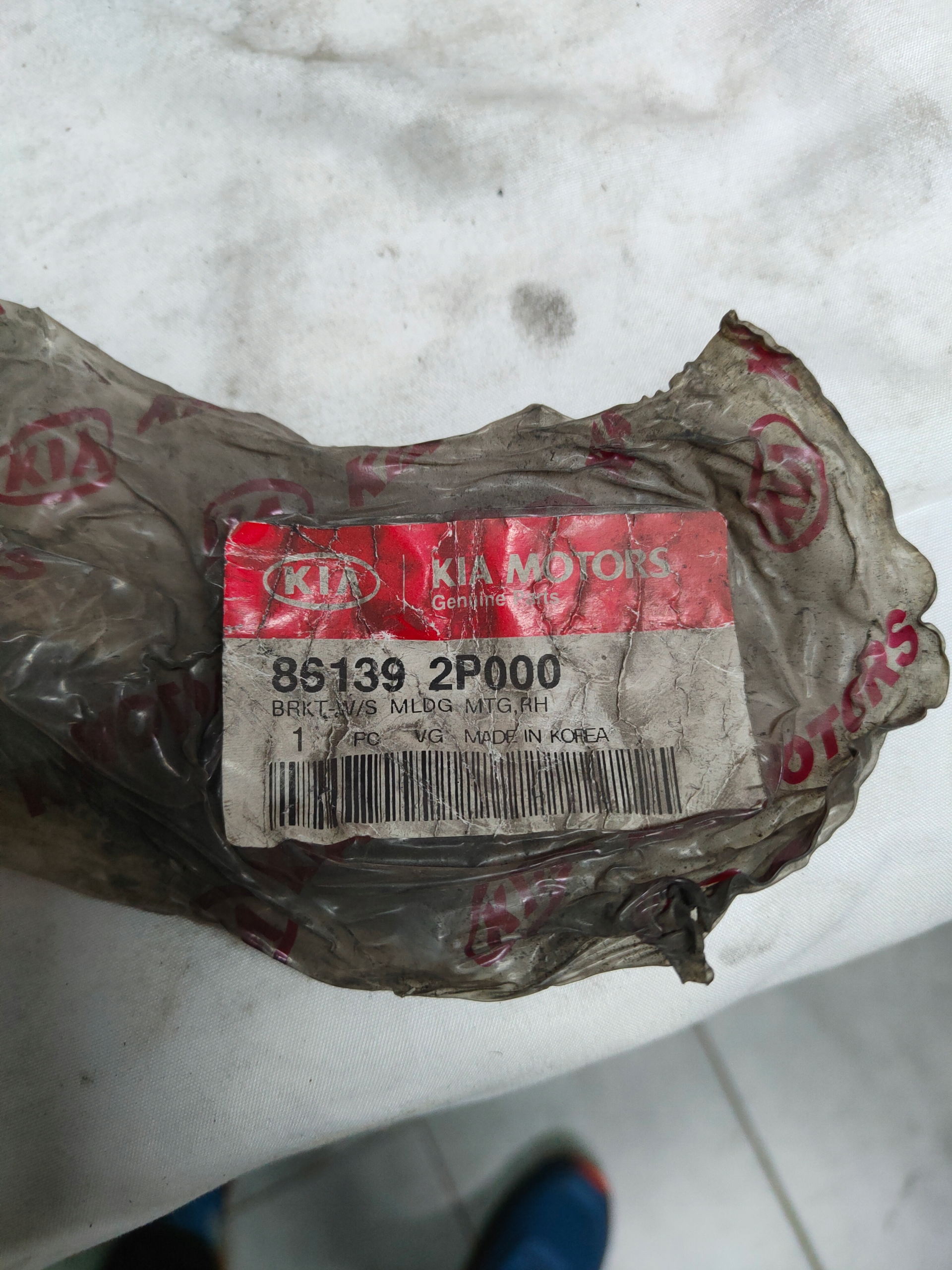 Kia sorento 09-13 listwa szyby prawy przod nowa oe