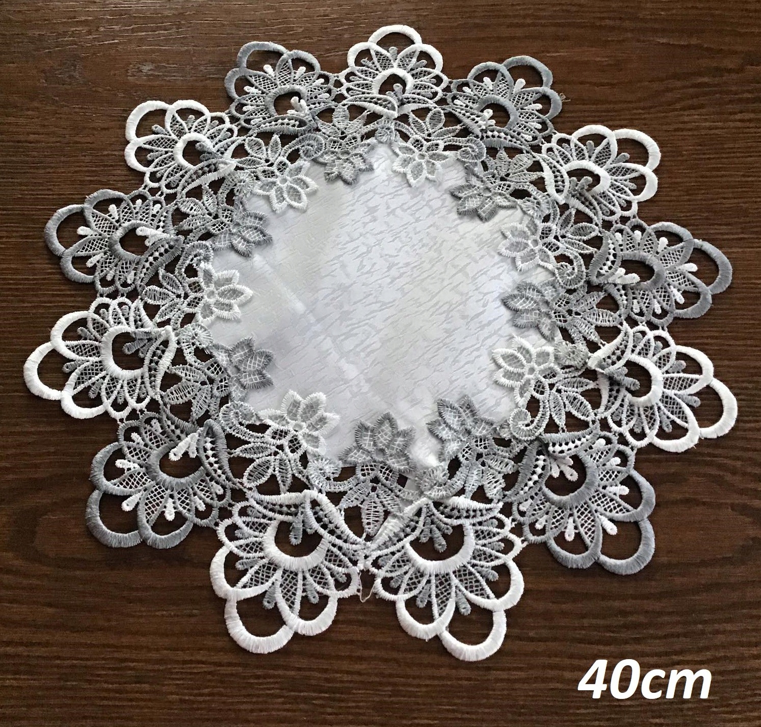 

Serwetka Okrągła Biała Obszyta Szarą Gipiurą 40cm
