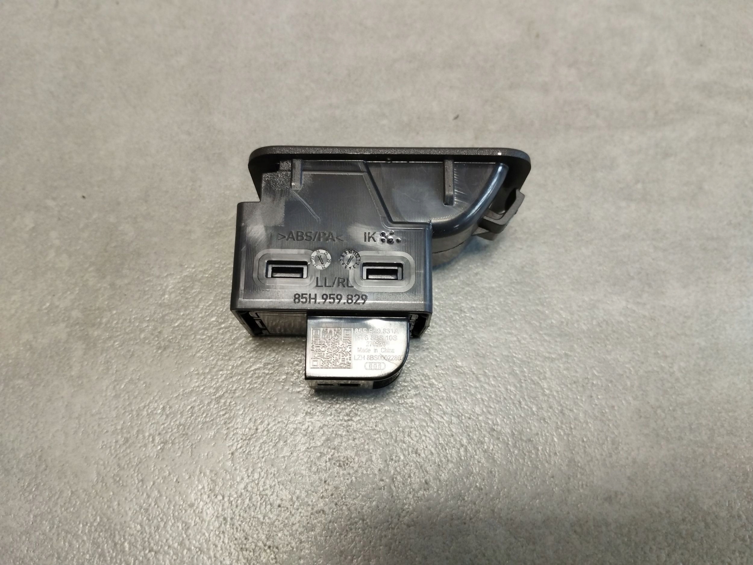 Audi A5 B10 button of the opening bonnet 85E959831A