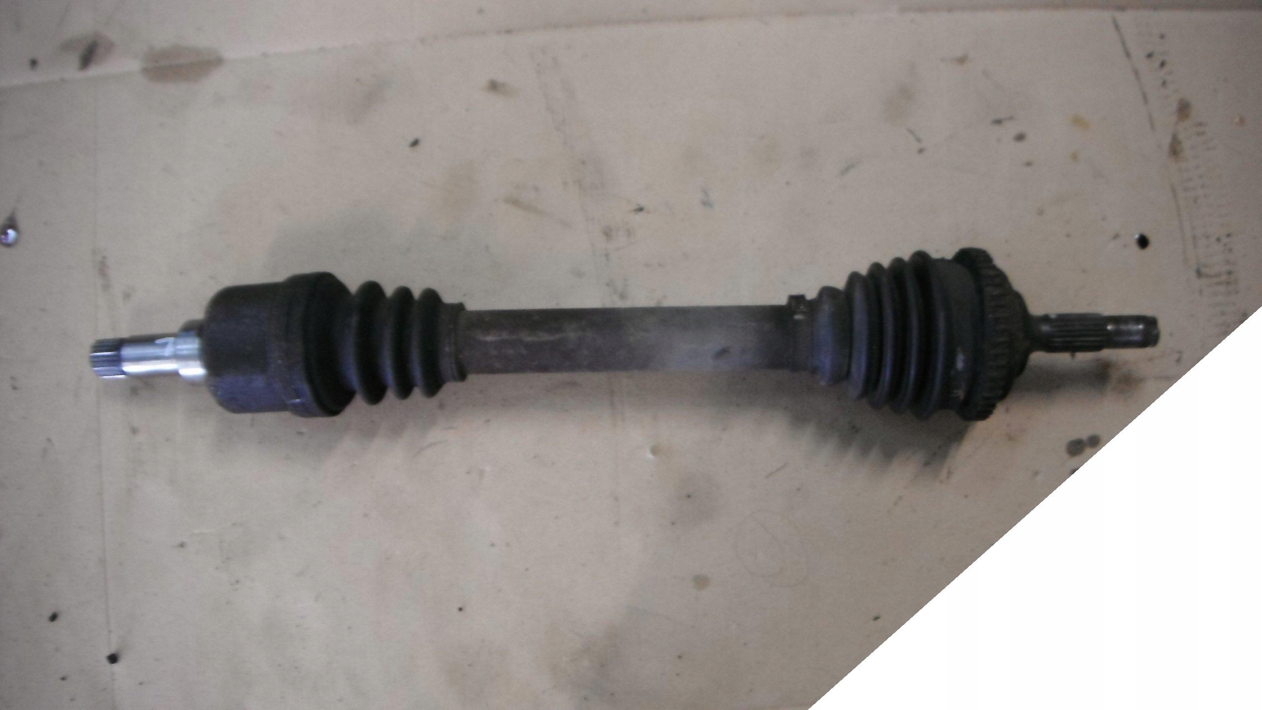 P07 - PEUGEOT 206 1.1 1.4 98-03 ПОЛУОСЬ ЛЕВЫЙ