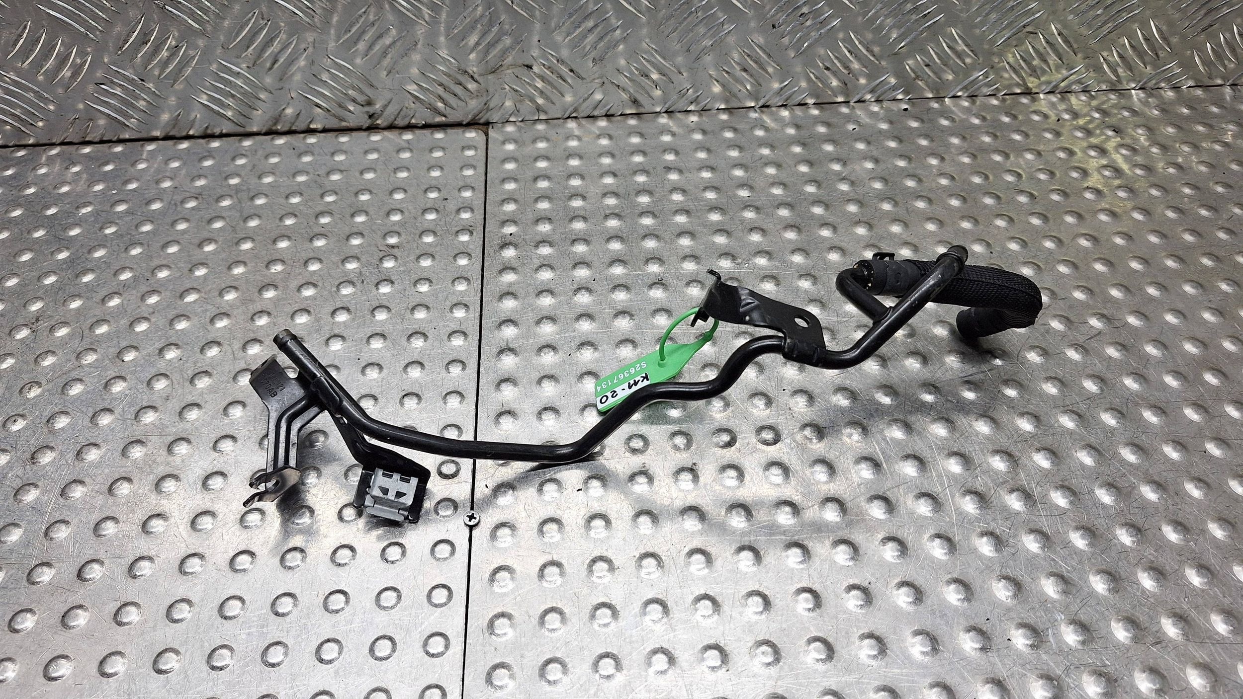 prijenos cijevčica vode 04L121070AB VW T-ROC A3 8V Q2 81A TIGUAN II 1.6 TDI