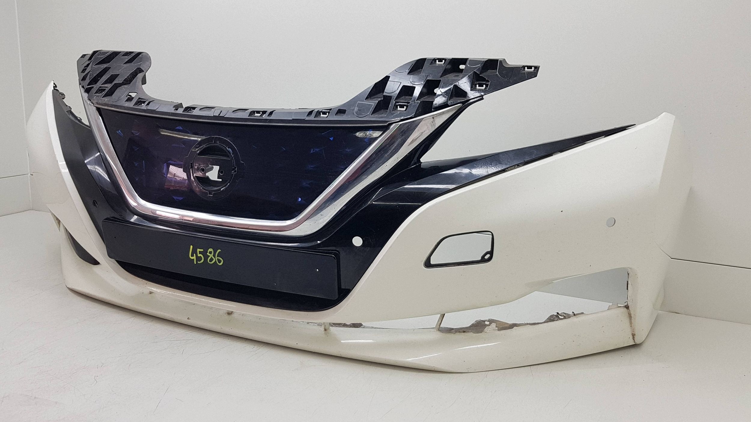 NISSAN LEAF II 2017 - bumper front 62022-5SH0H