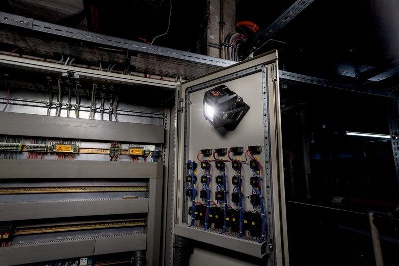 LAMPA BUDOWLANA LAMPKA REFLEKTOR LED AKUMULATOROWA METABO BEZ AKU Marka Metabo