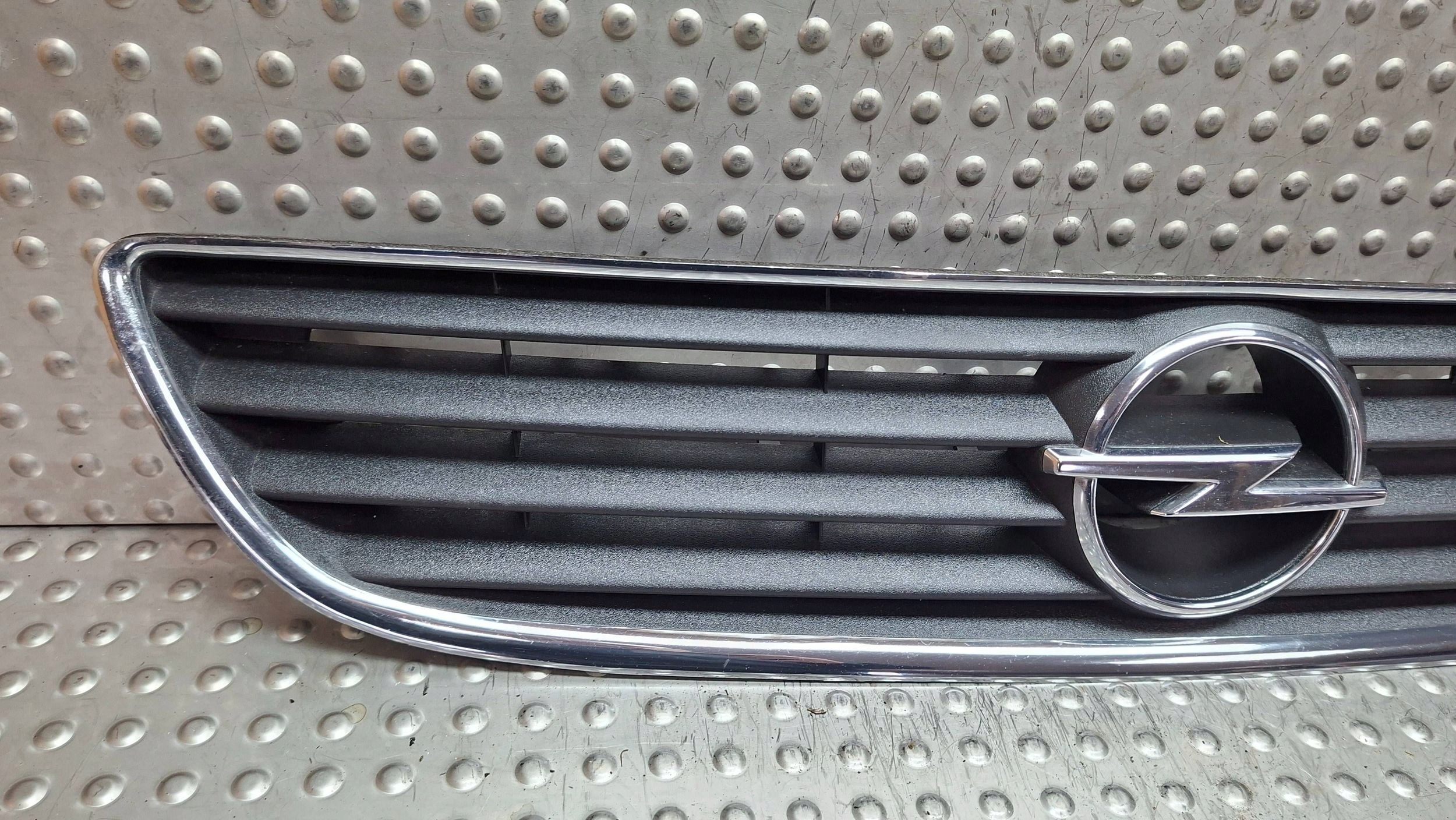 Grille 90580685 OPEL ZAFIRA A 1999
