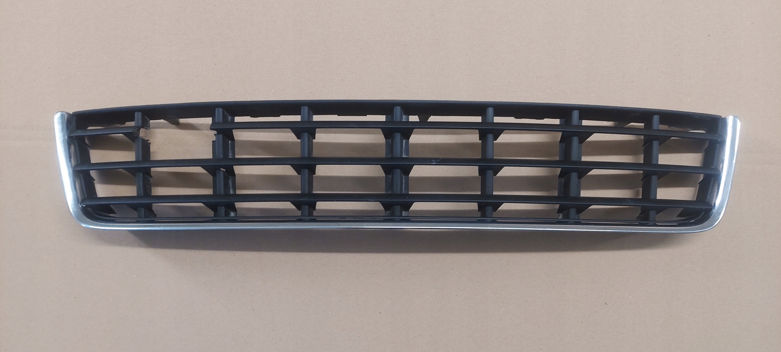grid of a bumper front AUDI A4 B6 KABRIO 8H0807647