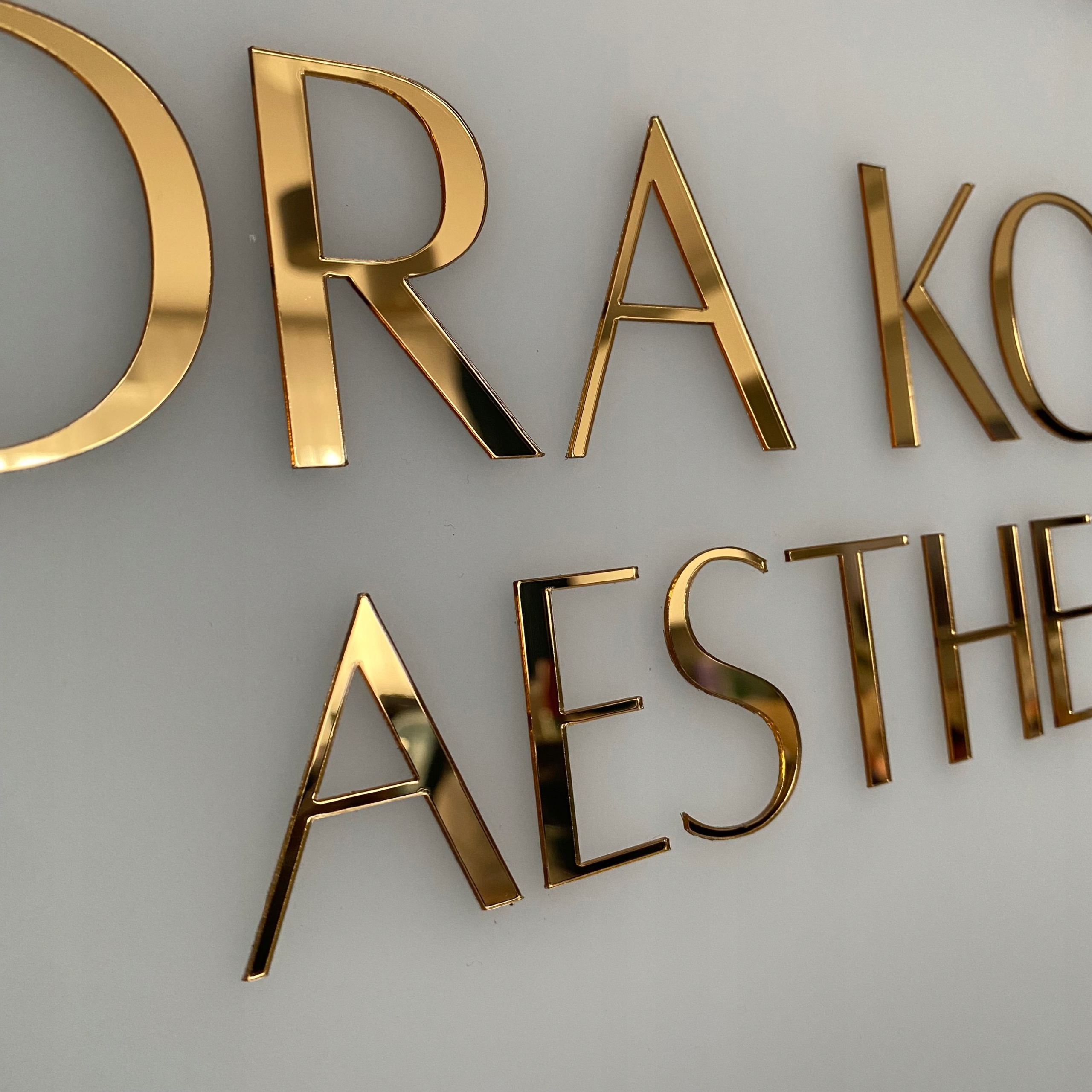 Logo na ścianę, litery z plexi lustro złote /srebrne