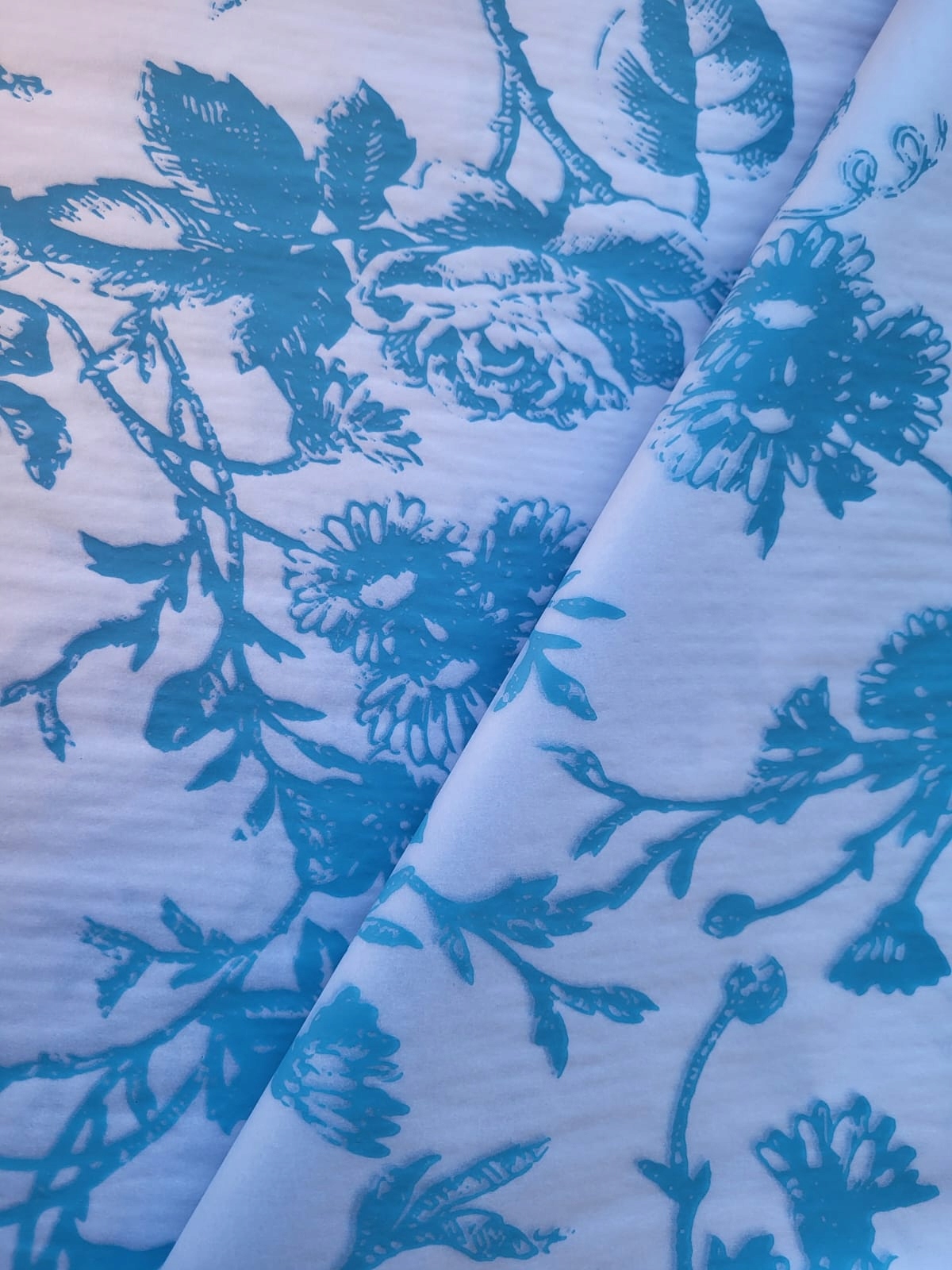 Modrá kytice s květinovým ozdobným papírem – 240 listů – 50 x 75 cm