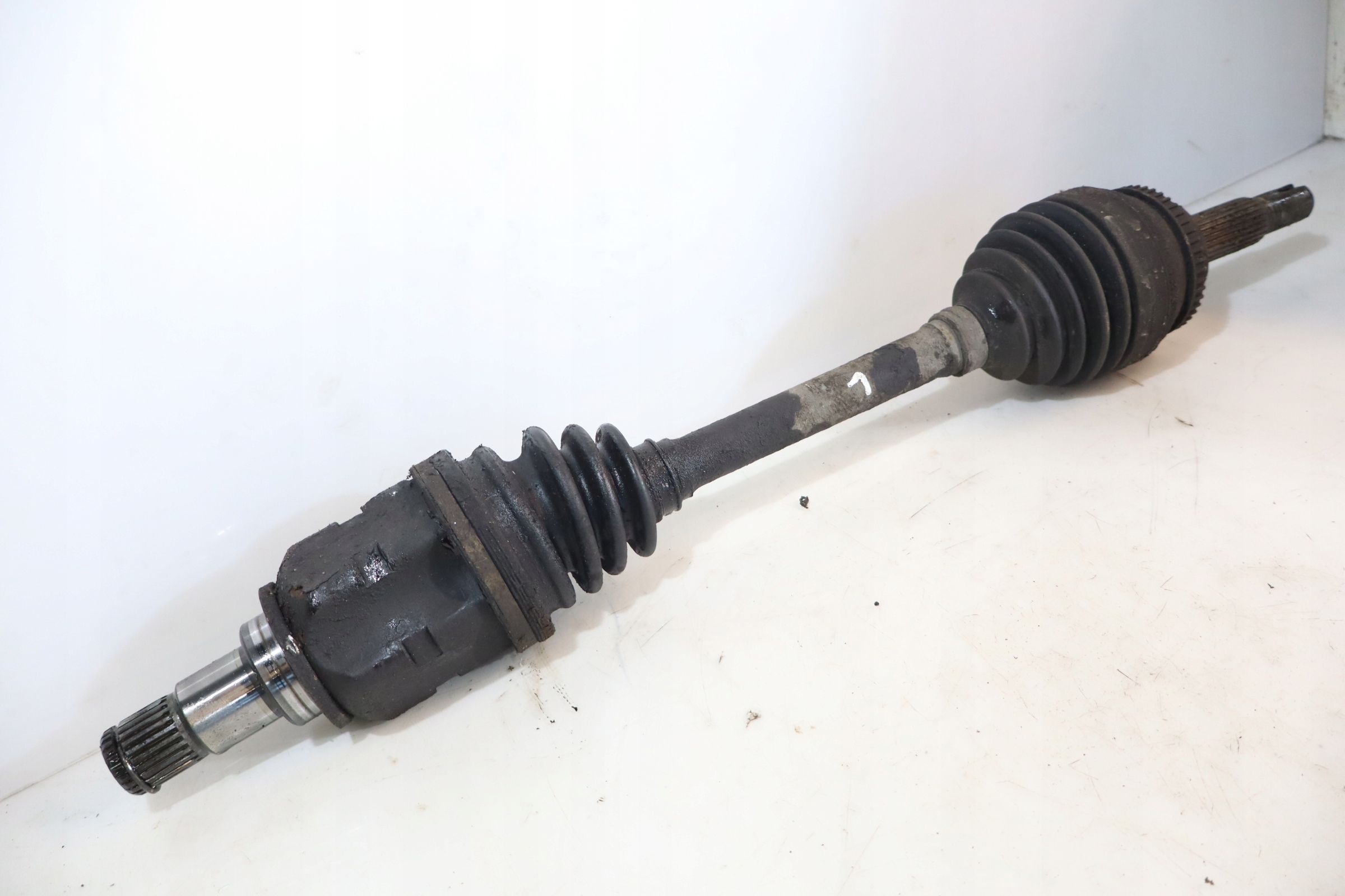 PÓŁOŚ LEWY PRZÓD TOYOTA AVENSIS II T25 2.0 Stan opakowania zastępcze