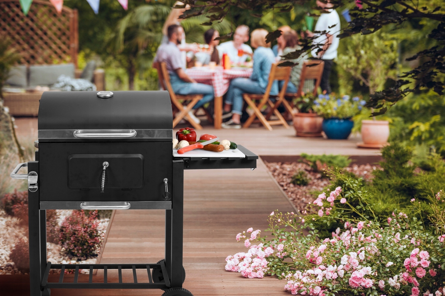 DUŻY GRILL WĘGLOWY OGRODOWY NA KÓŁKACH Z POKRYWĄ RUSZT Materiał stal