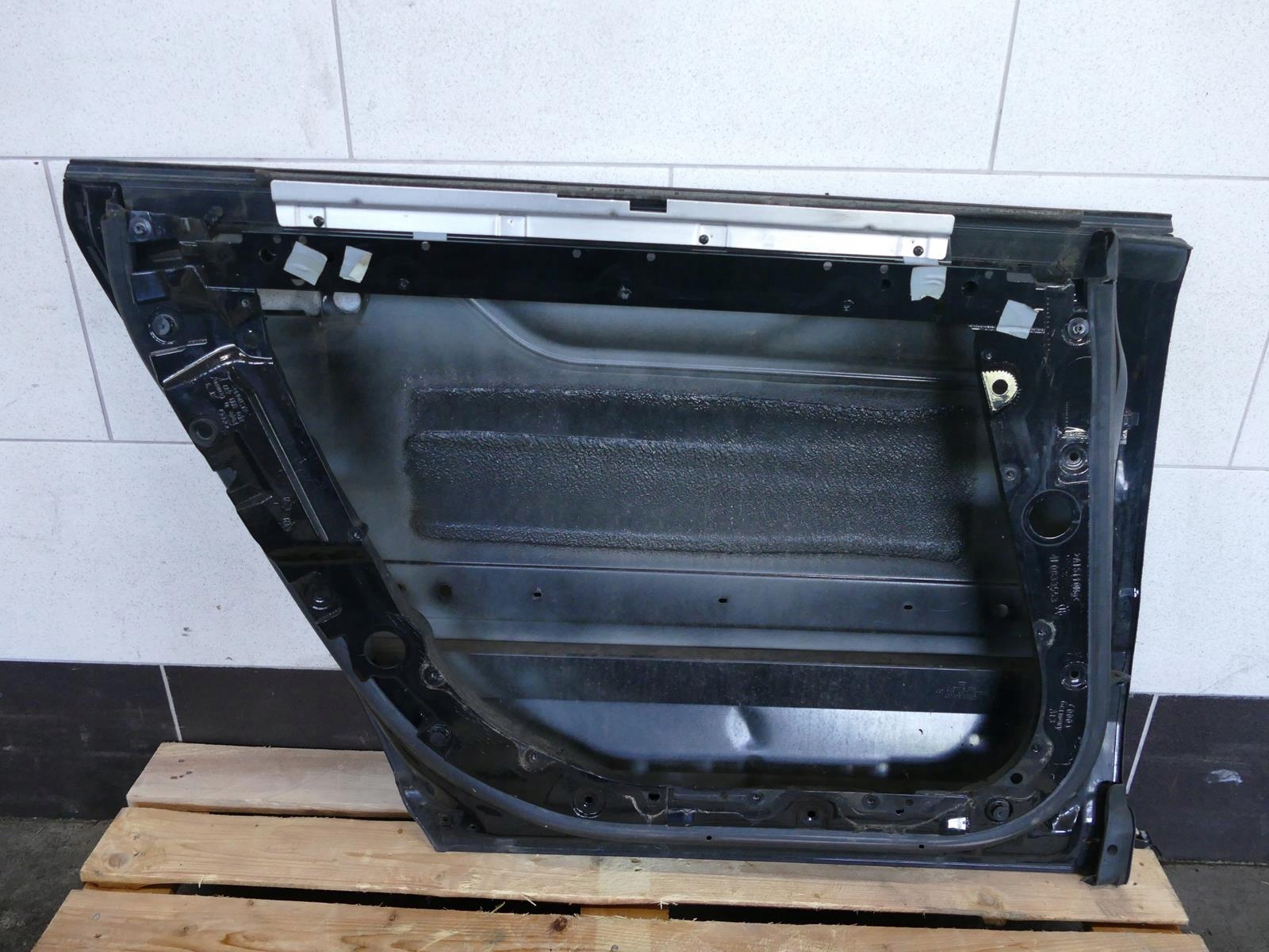 AUDI A8 D3 LIFT door left rear part left rear. LZ9Y