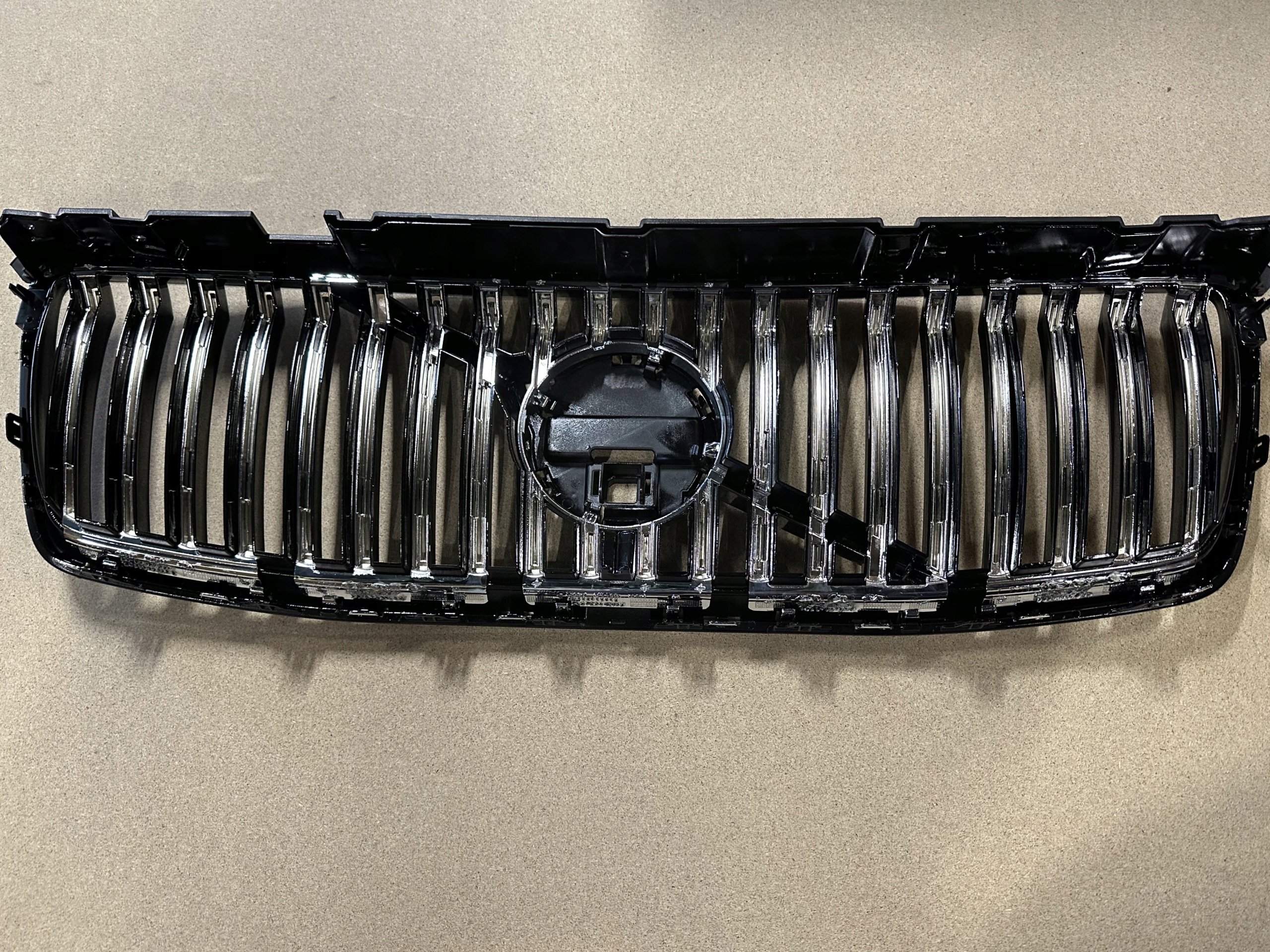 ATRAPA GRILL ZDERZAKA VOLVO XC90 II LIFT CZARNY / POD KAMERĘ 2019-2024 Numer katalogowy części GRILLXC90LIFT2