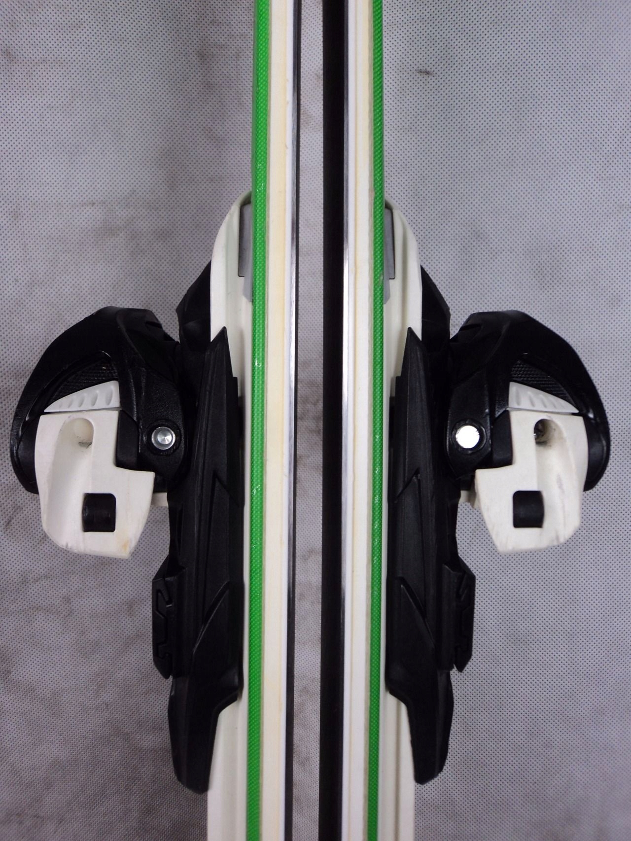 VOLKL CODE UVO XMOTION - 168 + SKI RZEP Kolor dominujący odcienie zieleni