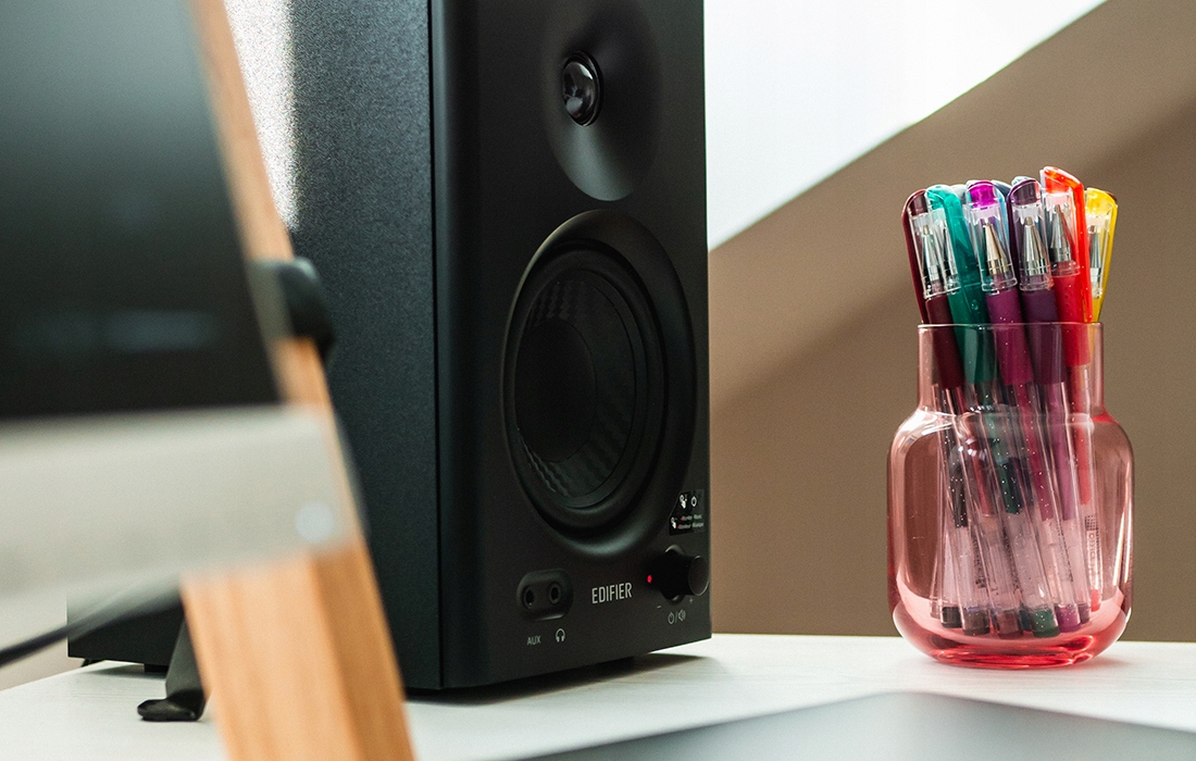 EDIFIER ZESTAW PROFESJONALNYCH GŁOŚNIKÓW KOMPUTEROWYCH 2.0 MR4 AUDIO 42W Sterowanie wbudowane w głośnik