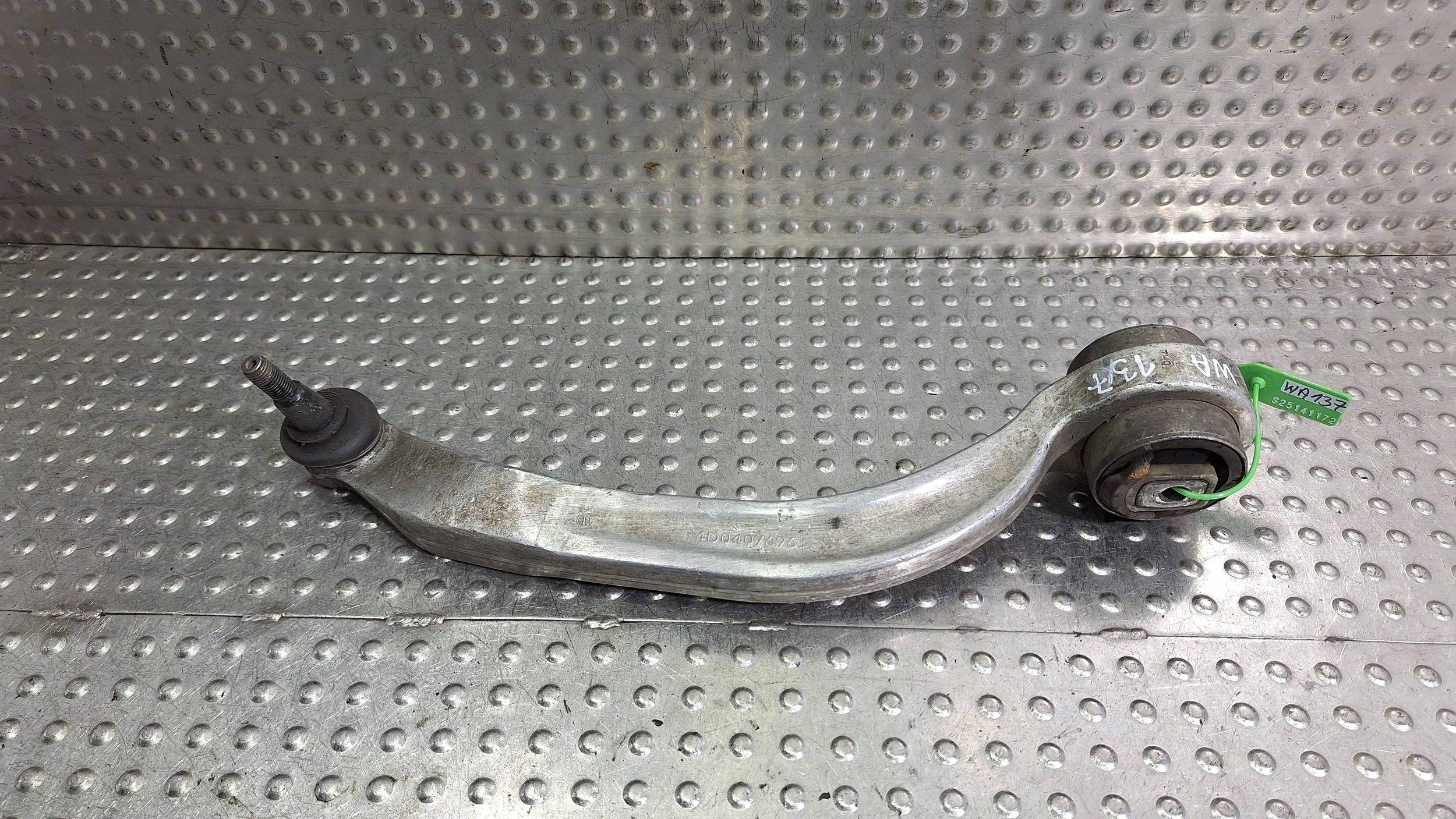 arm right front lower BANAN 4D0407696J VW PASSAT B5 AUDI A4 B5 A8 D2