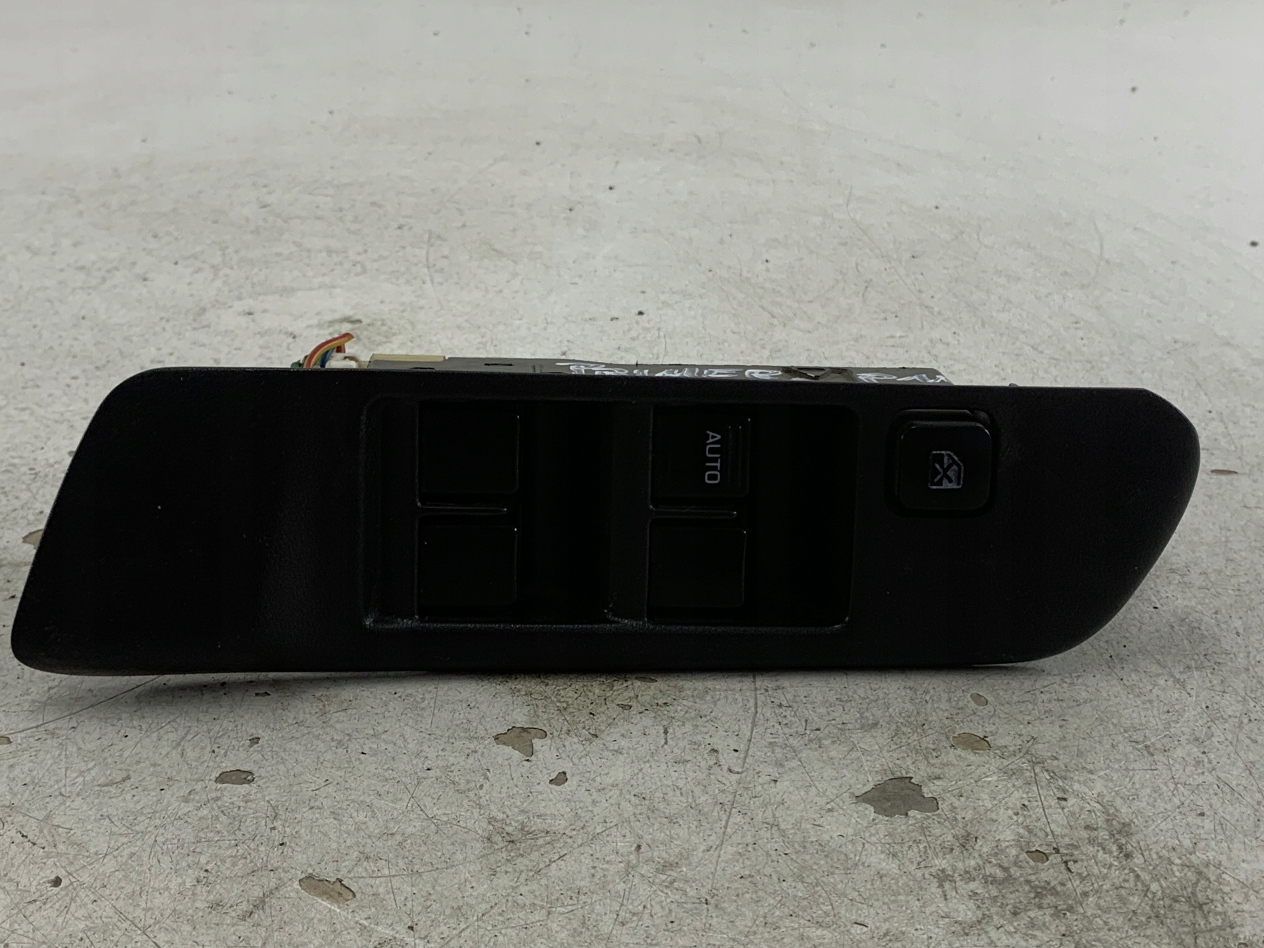 NISSAN PRIMERA P11 PANEL okna levý předek
