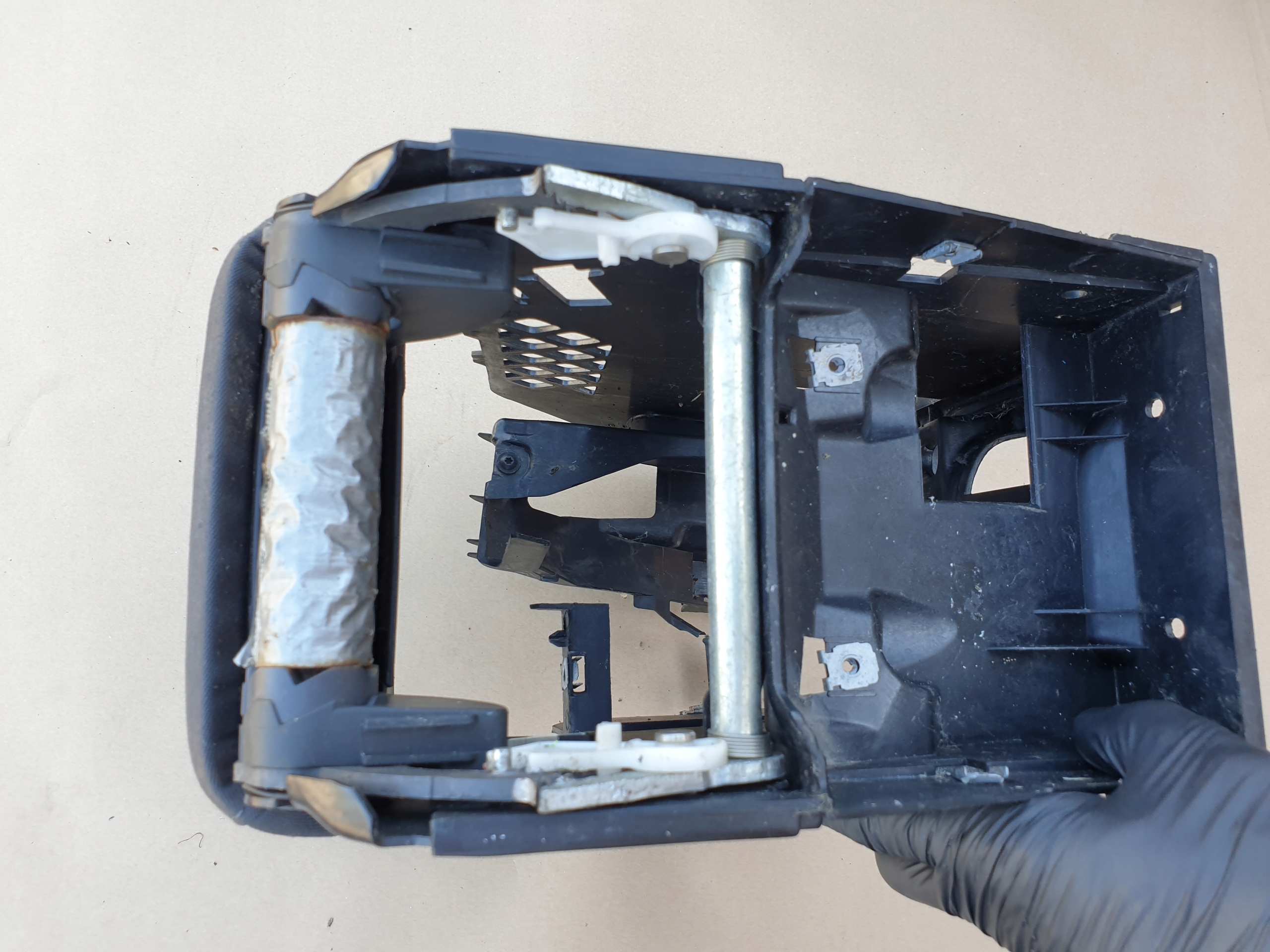 armrest adjustable TUNELU SRODKOWEGO VW GOLF V 1K OE EU