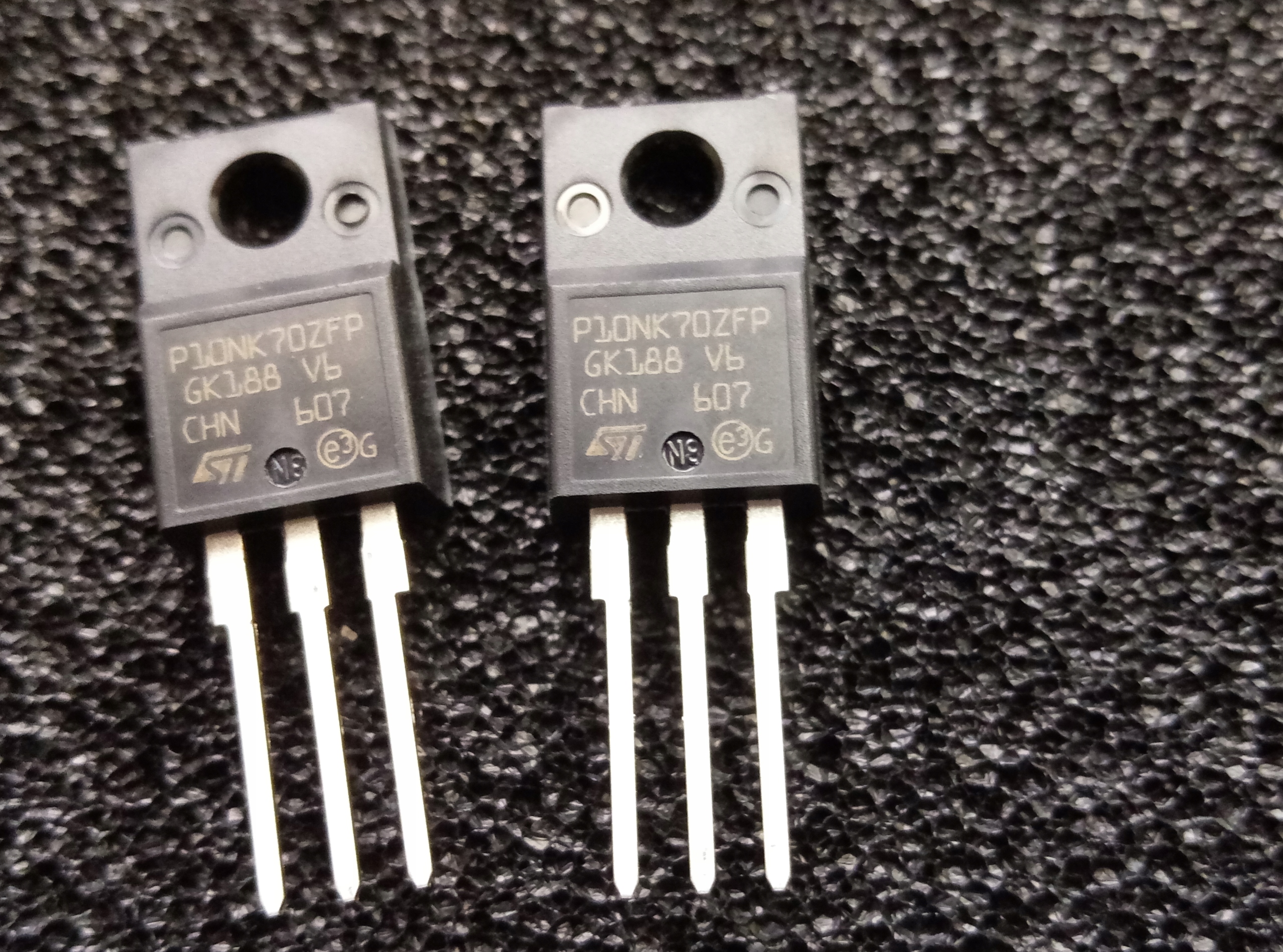 [2szt] Tranzystor N-mosfet STP10NK70ZFP 700V 8,6A TO220FP ozn P10NK70ZFP