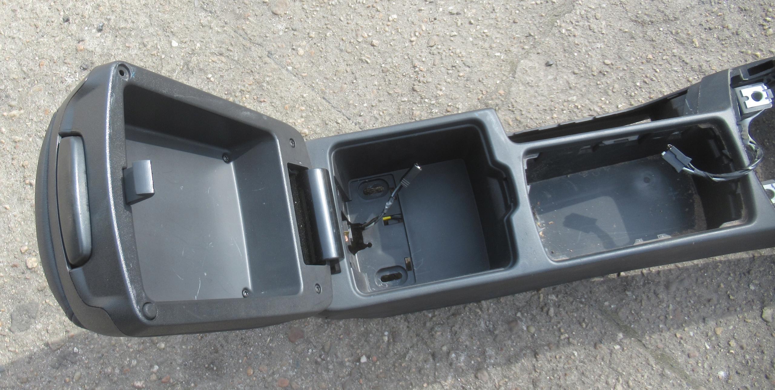 VOLVO V50 2.4 D 06R KOMBI TUNEL central armrest