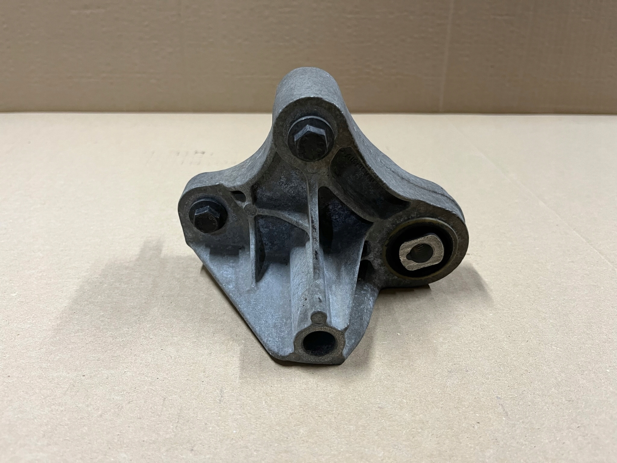 CV61-6P093-ZD - FOCUS MK3 1.0 ECO ЛАПА КРОНШТЕЙН КОРОБКИ ПЕРЕДАЧ