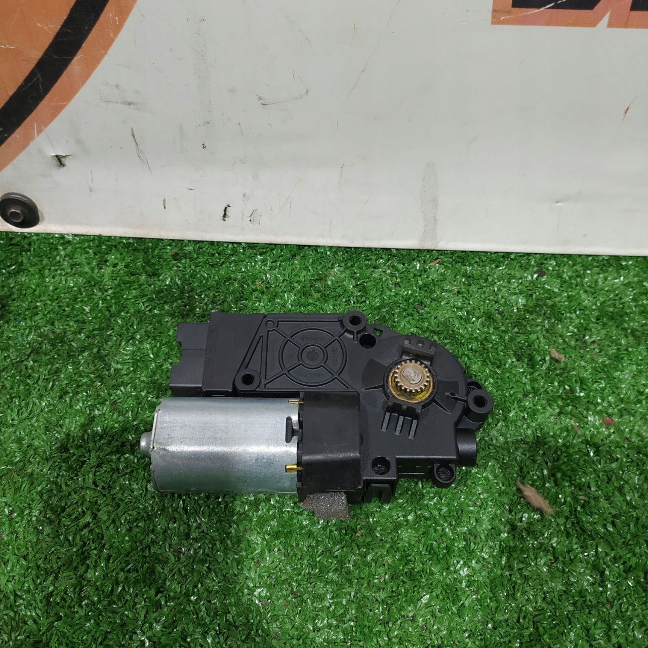 Silnik rolet panoramicznych Velar L560 JK8353508AD Numer katalogowy części LR116350