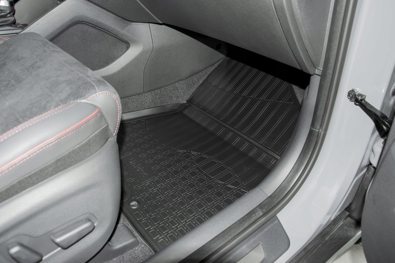 JEEP GRAND CHEROKEE 2011-21 DYWANIKI GUMOWE KORYTK Zestaw wieloelementowy tak