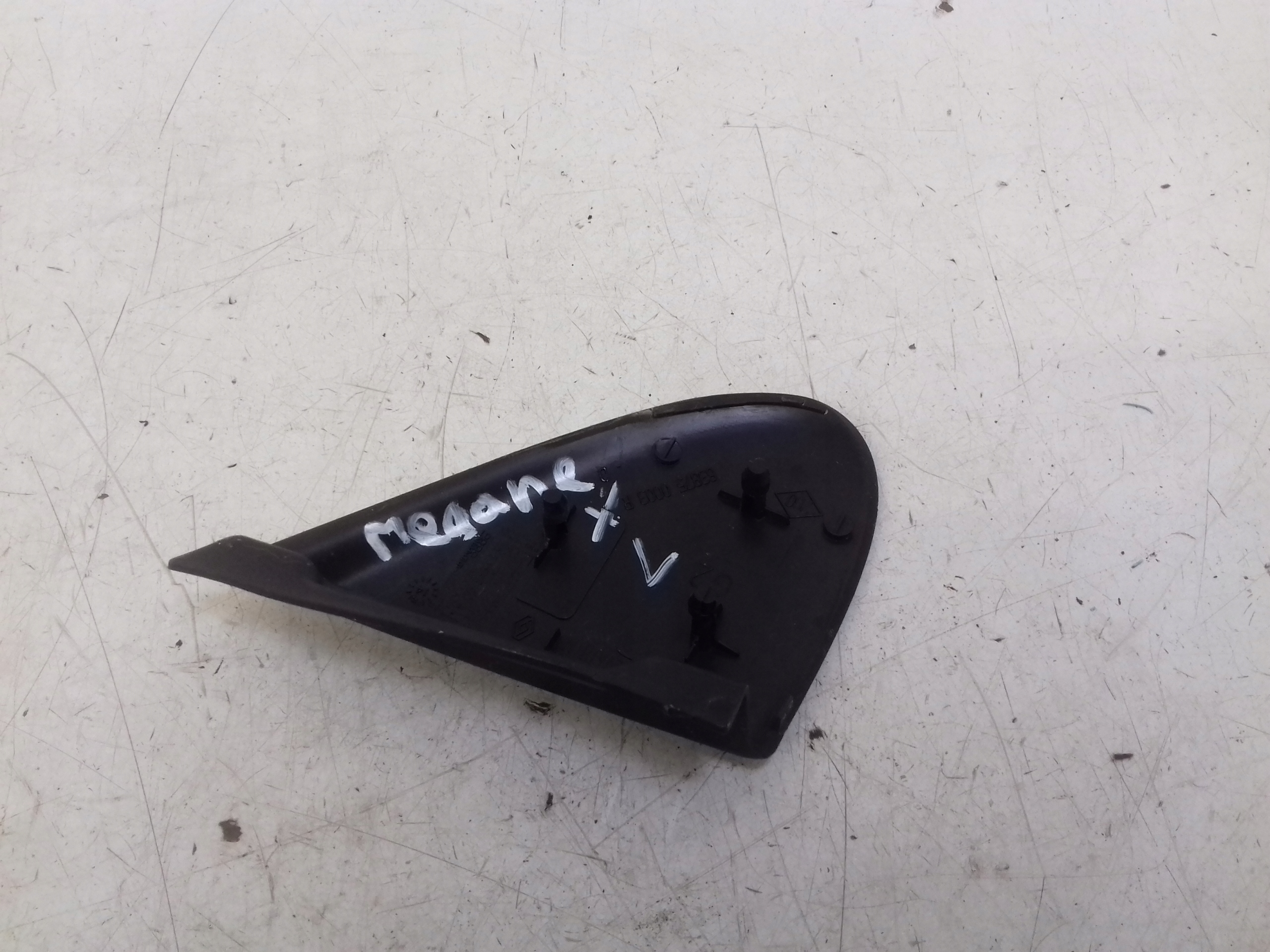 Trojkat blatníku levý předek Renault Megane III