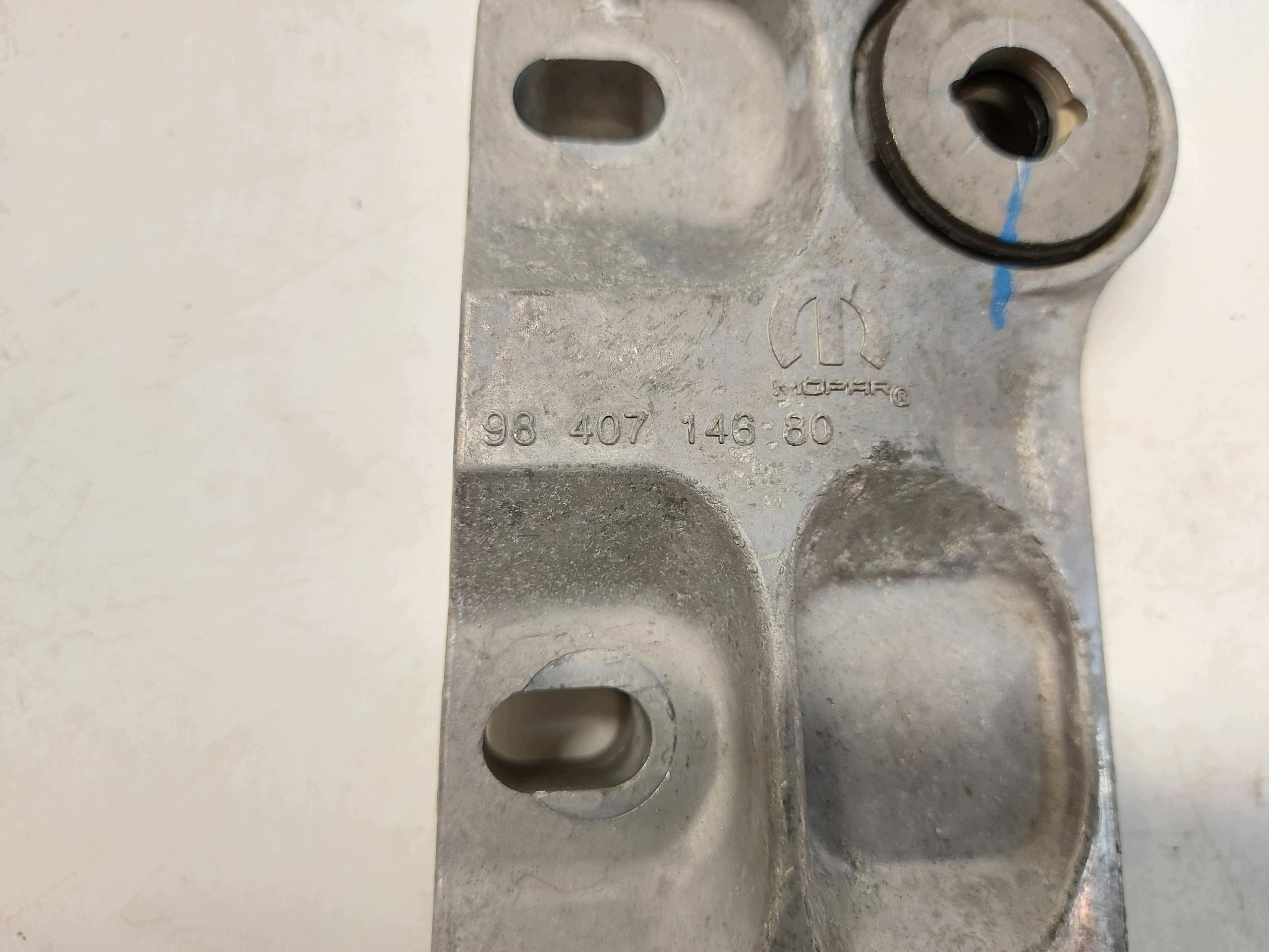 Peugeot 5008 III E5008 Support Support plaque 9840714680