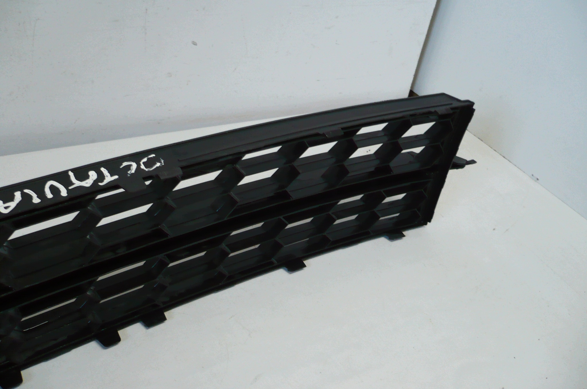 SKODA OCTAVIA III 3 , 2012-15 grid of a bumper central front original