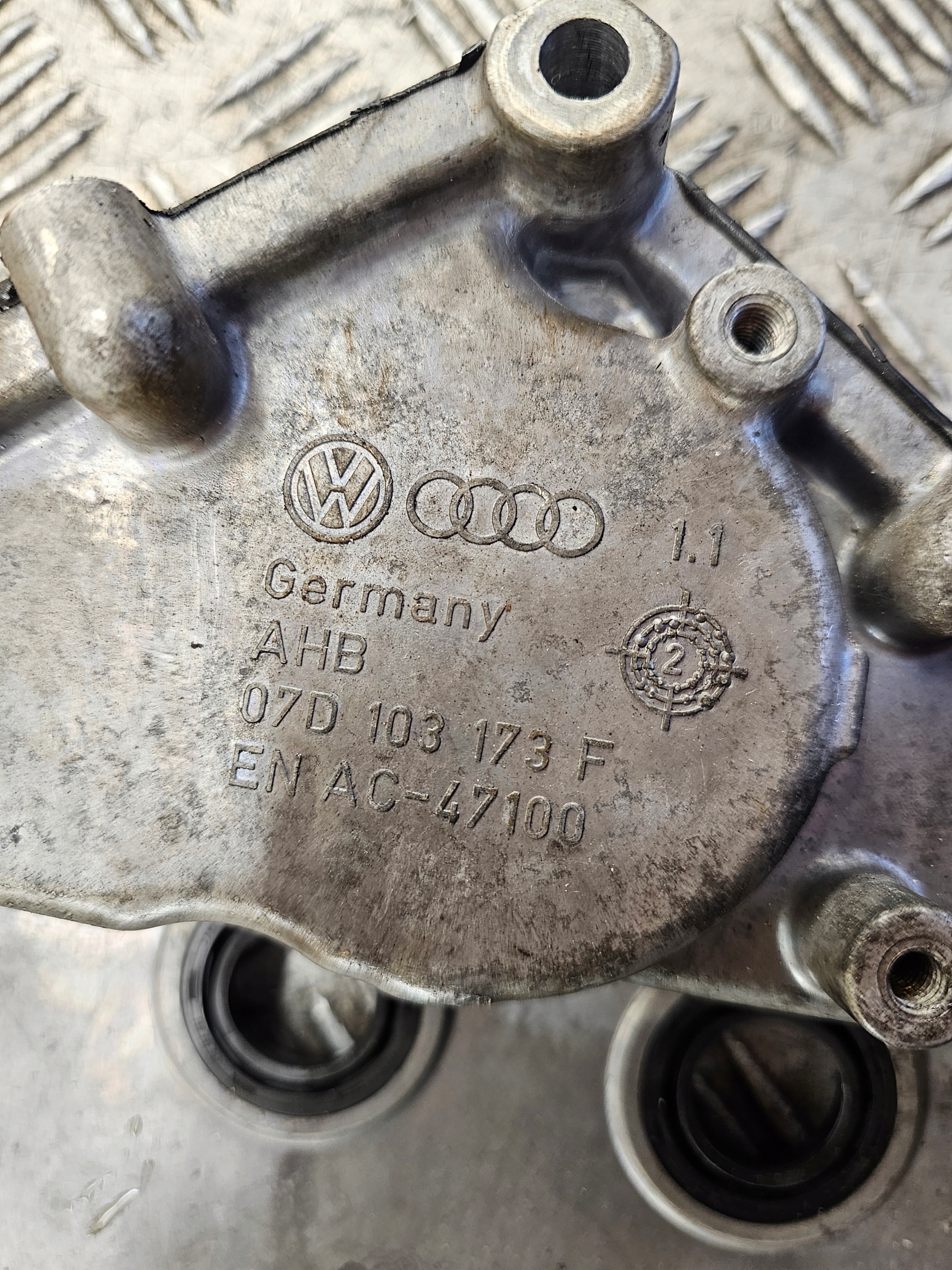 gearbox cover AUDI A8 D3 6.0 BHT 07D103173F