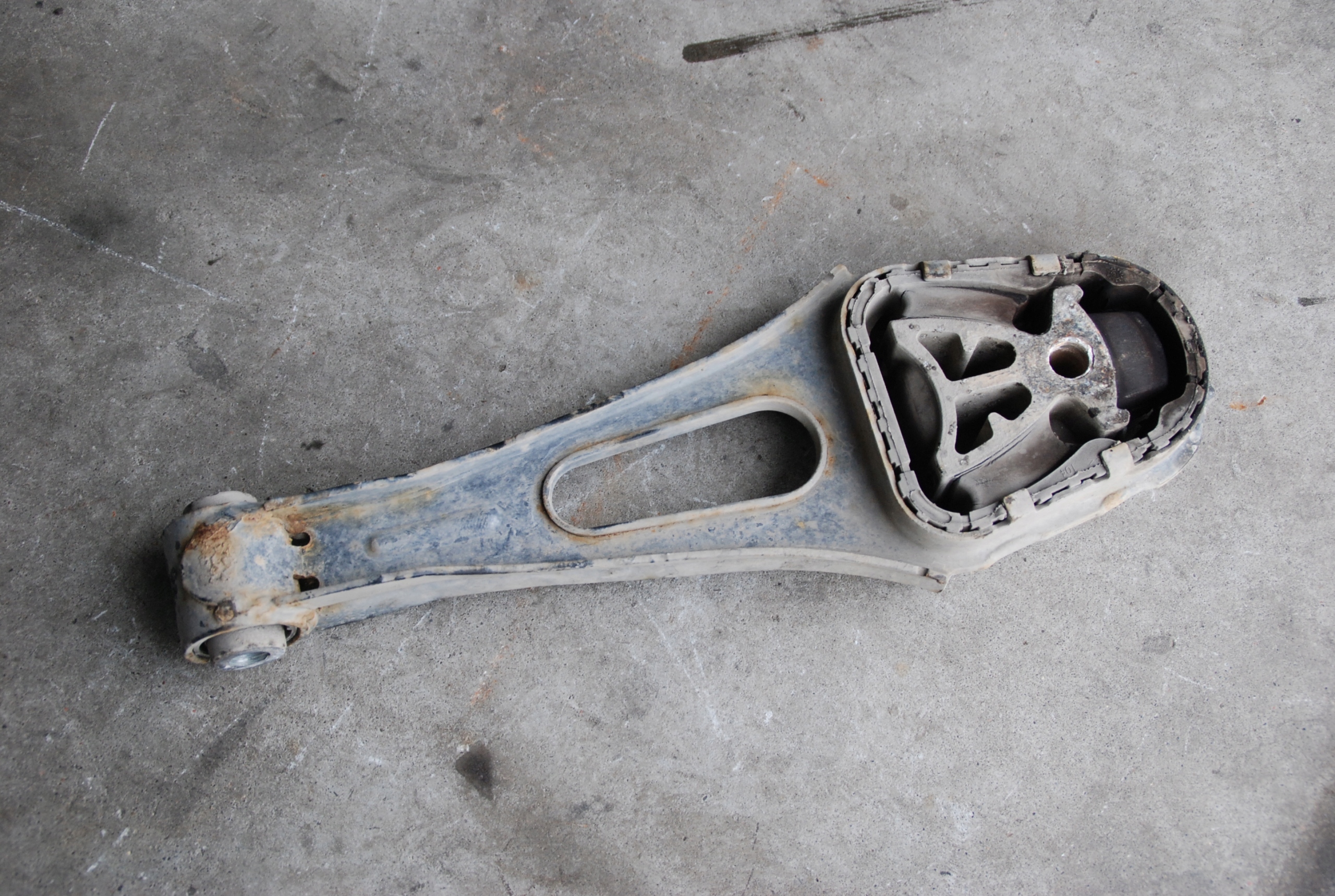 BK216P082AE - ЛАПА ПОДУШКА КОРОБКИ FORD TRANSIT CUSTOM 2.0 D 18R