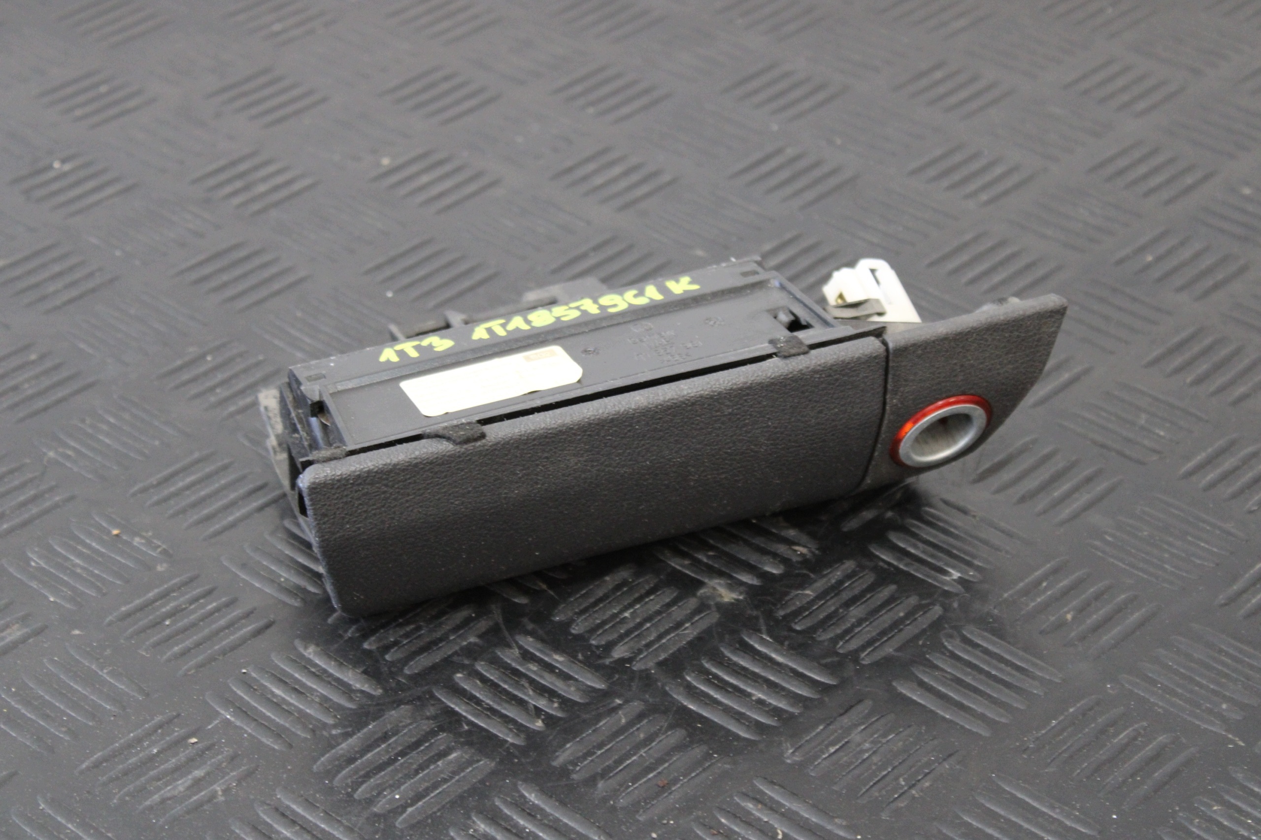 popolník adapter ZAPALINICZKI 1T1857961K VW TOURAN 1T3 1T0 LIFT
